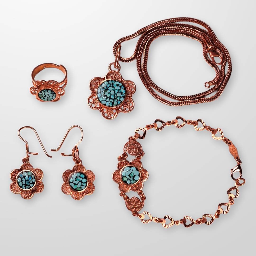 Precioso set elaborado a mano en cobre con el arte persa del "Firoozeh Koobi" o incrustación de turquesas y un hermoso diseño floral.