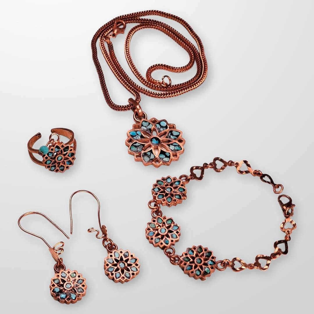 Exclusivo set elaborado a mano en cobre con el arte persa del "Firoozeh Koobi" o incrustación de turquesas y un hermoso diseño floral.