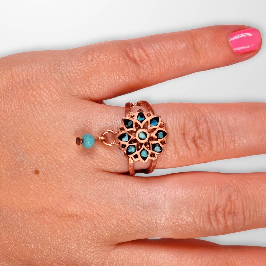 Exclusivo set elaborado a mano en cobre con el arte persa del "Firoozeh Koobi" o incrustación de turquesas y un hermoso diseño floral.