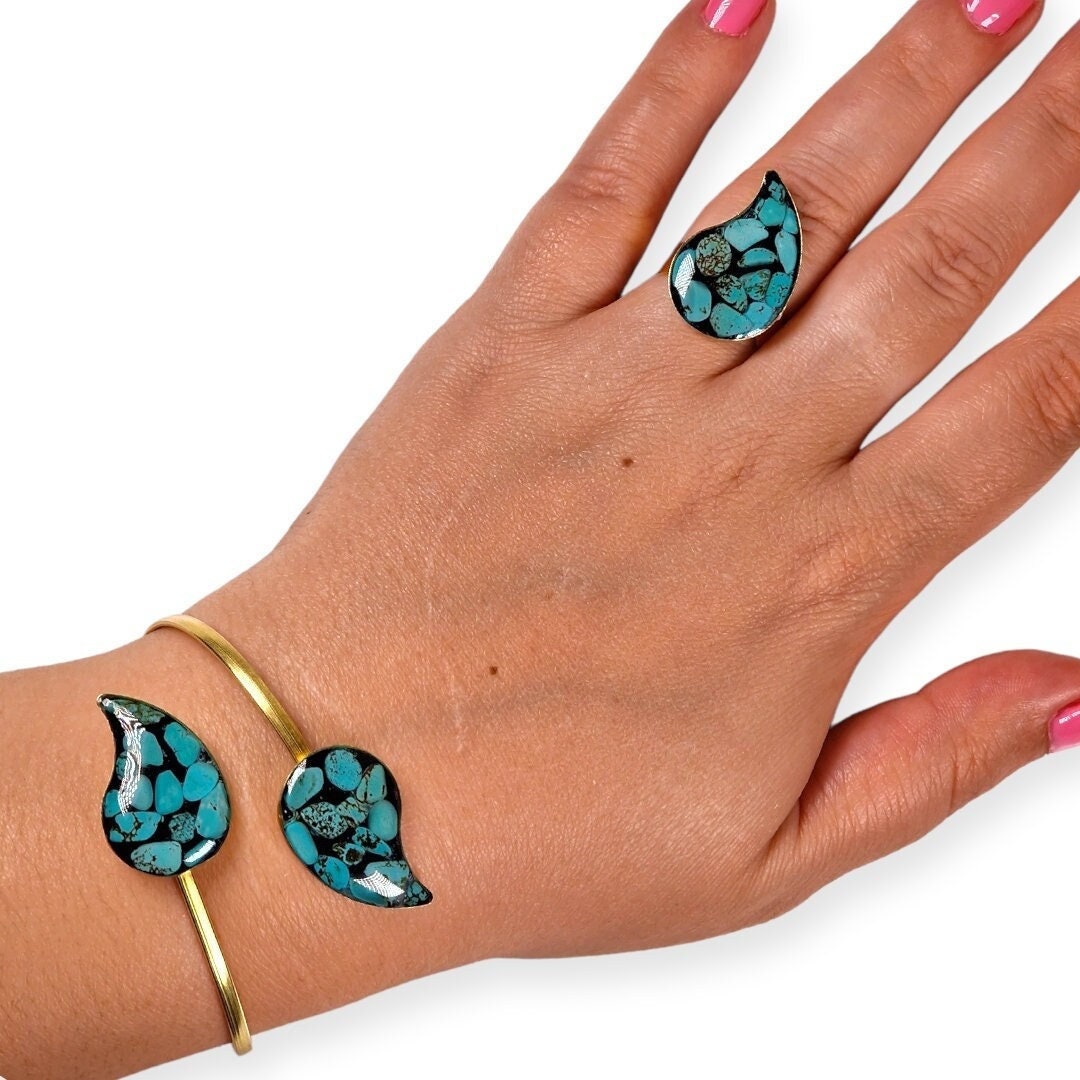 Pulsera y anillo ajustables elaborados en latón con el arte persa del "Firoozeh Koobi" o incrustación de turquesas y diseño de "boteh jeghe"