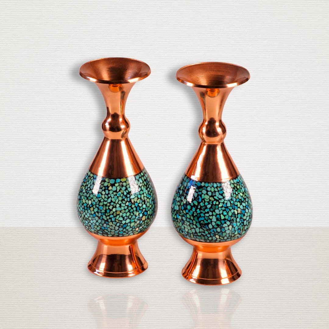 Set formado por una elegante bombonera y dos jarrones elaborados en cobre con el arte persa del "Firoozeh Koobi" o incrustación de turquesas