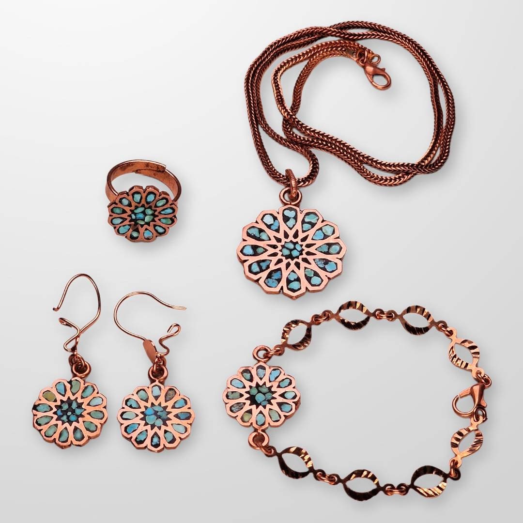 Hermoso set elaborado a mano en cobre con el arte persa del "Firoozeh Koobi" o incrustación de turquesas y un delicado diseño floral.