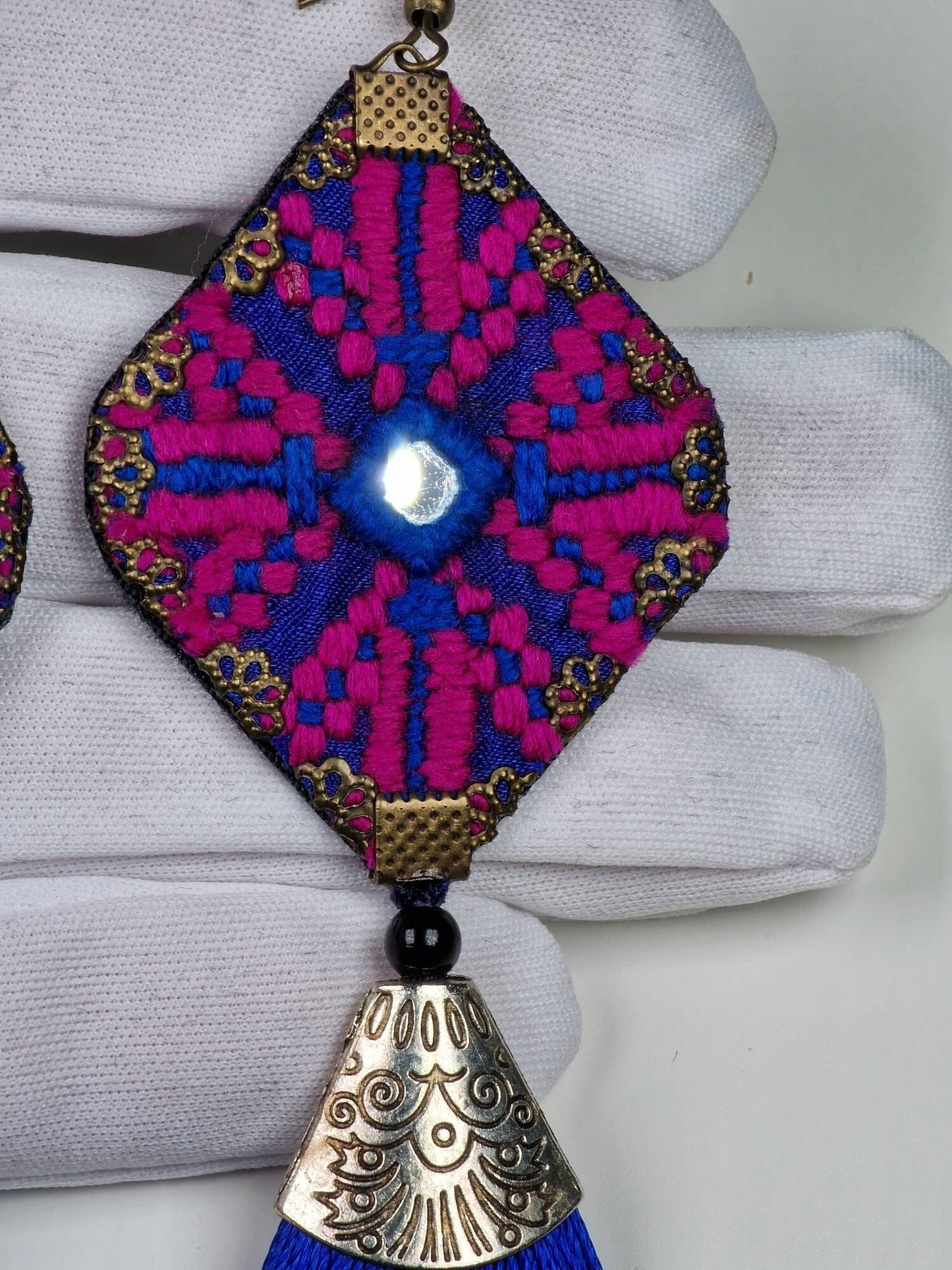 Pendientes largos baluchi bordados a mano con adornos de espejo y borlas de seda aplicando el delicado arte étnico persa del "Soozan Doozi".