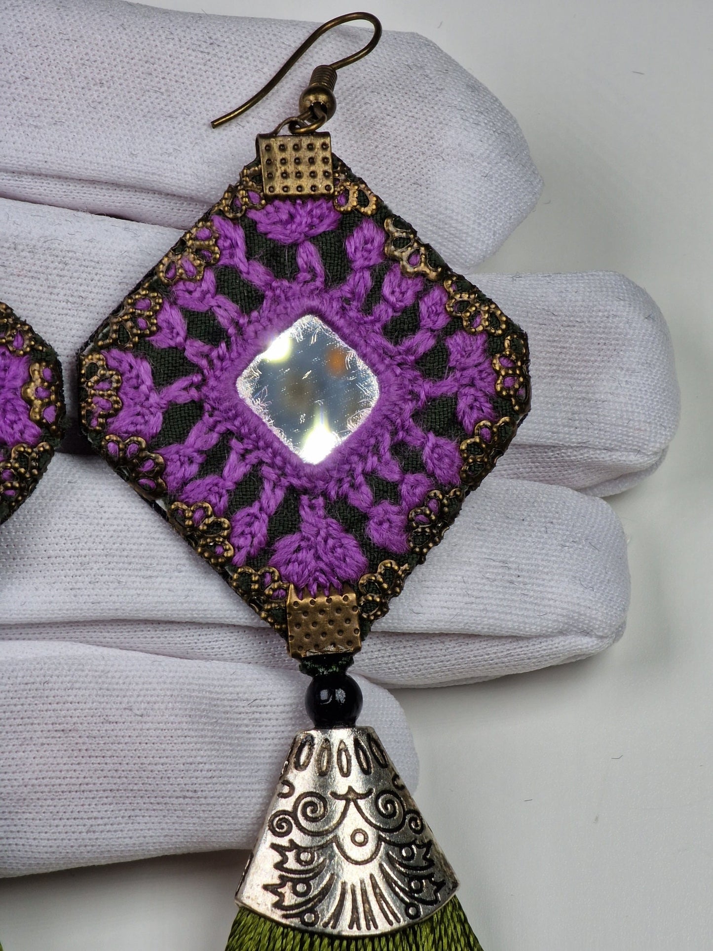 Pendientes largos baluchi bordados a mano con adornos de espejo y borlas de seda aplicando el delicado arte étnico persa del "Soozan Doozi".