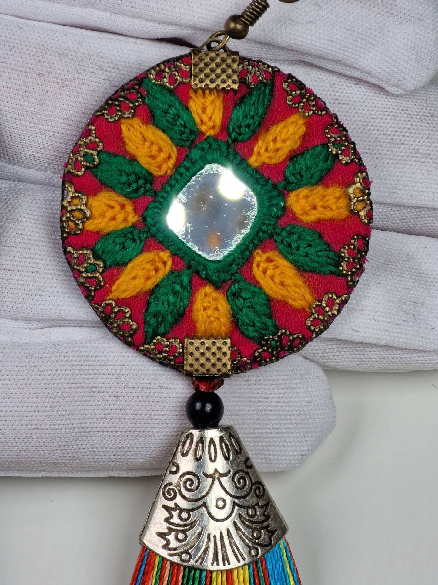 Pendientes largos baluchi bordados a mano con adornos de espejo y borlas de seda aplicando el delicado arte étnico persa del "Soozan Doozi".