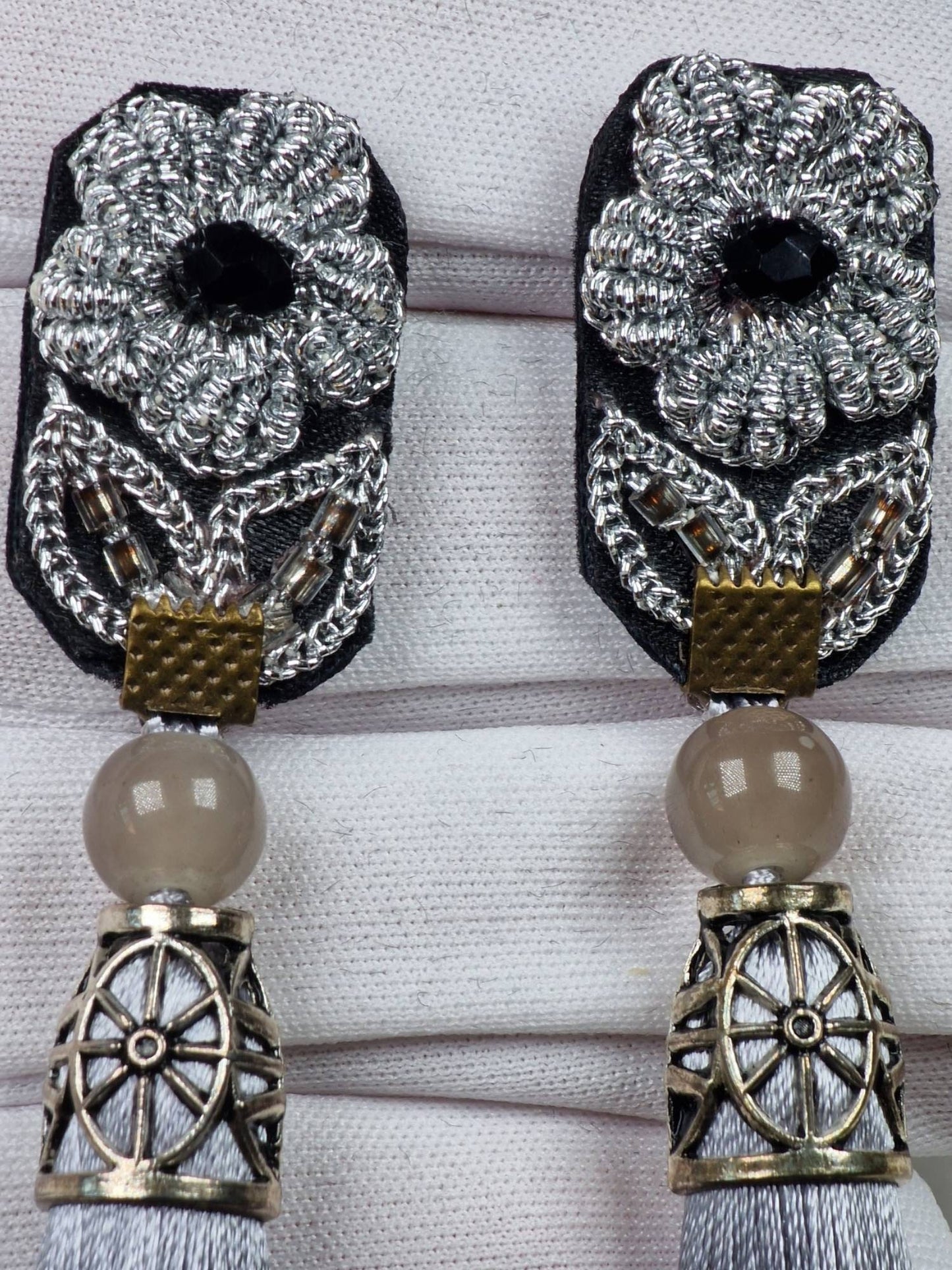 Elegantes pendientes largos florales bordados a mano con borlas de seda aplicando la lujosa técnica tradicional persa del "Golabatoon".