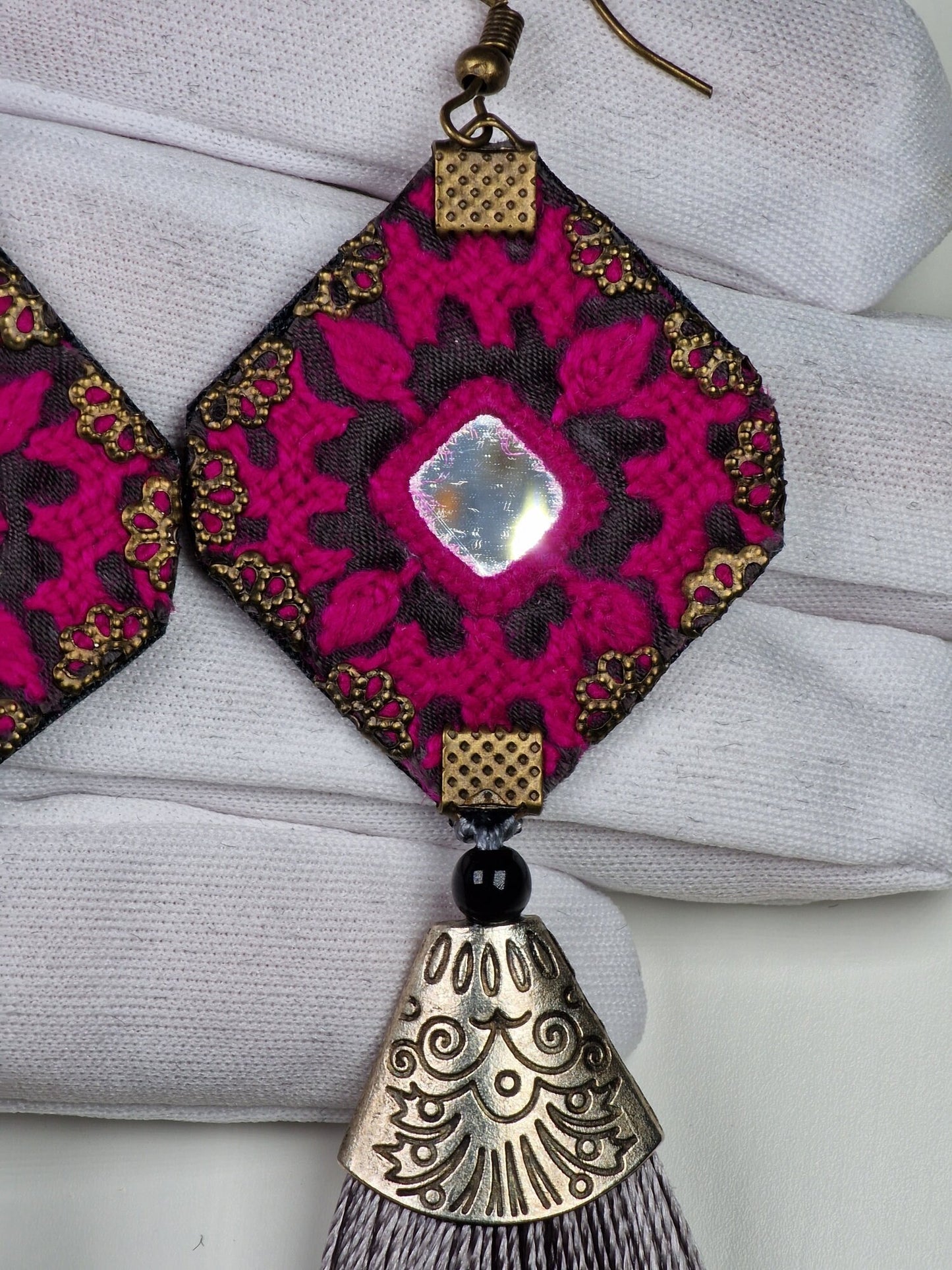 Pendientes largos baluchi bordados a mano con adornos de espejo y borlas de seda aplicando el delicado arte étnico persa del "Soozan Doozi".