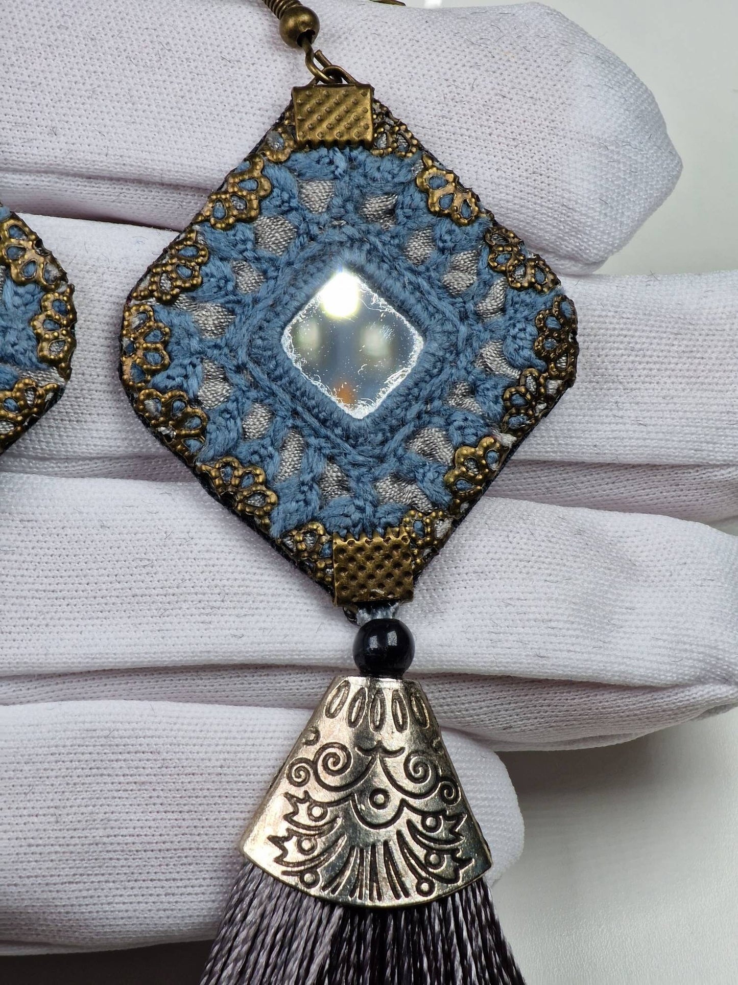 Pendientes largos baluchi bordados a mano con adornos de espejo y borlas de seda aplicando el delicado arte étnico persa del "Soozan Doozi".