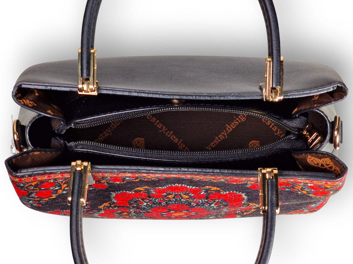 Bolso de cuero sintético negro con asas y pañuelo cuadrado a juego, ambos con un bonito diseño floral de alfombra persa en tonos rojizos.