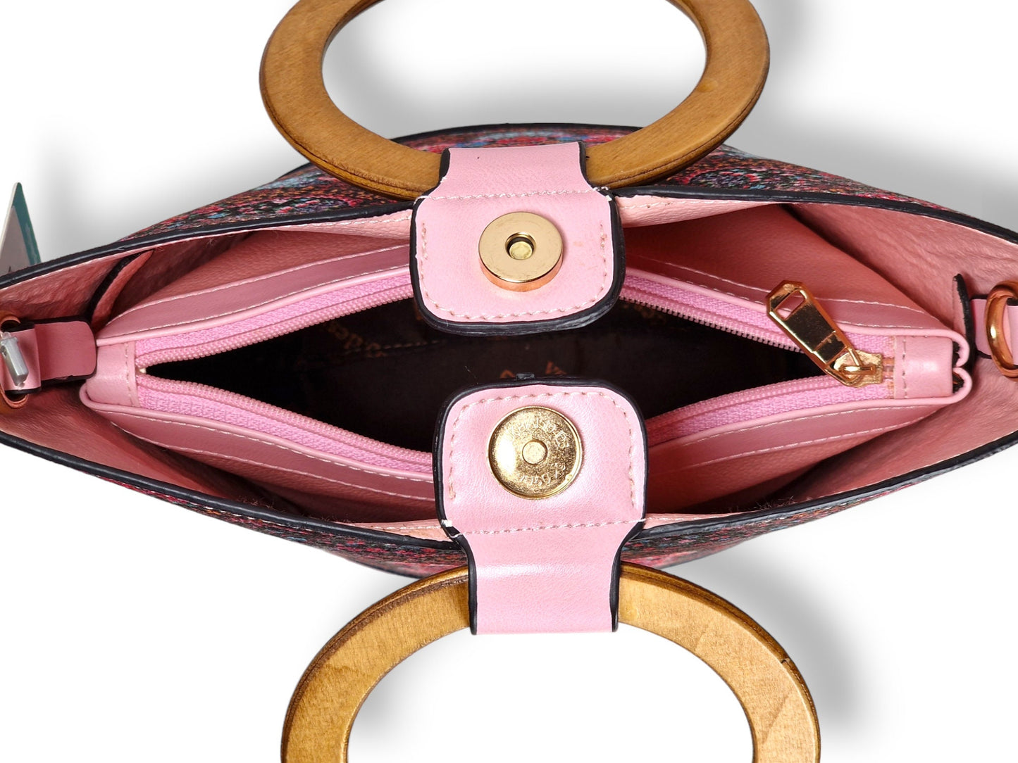 Bolso de cuero sintético rosa con asas y pañuelo cuadrado a juego con un bonito diseño floral de alfombra persa en tonos azules y rosados.