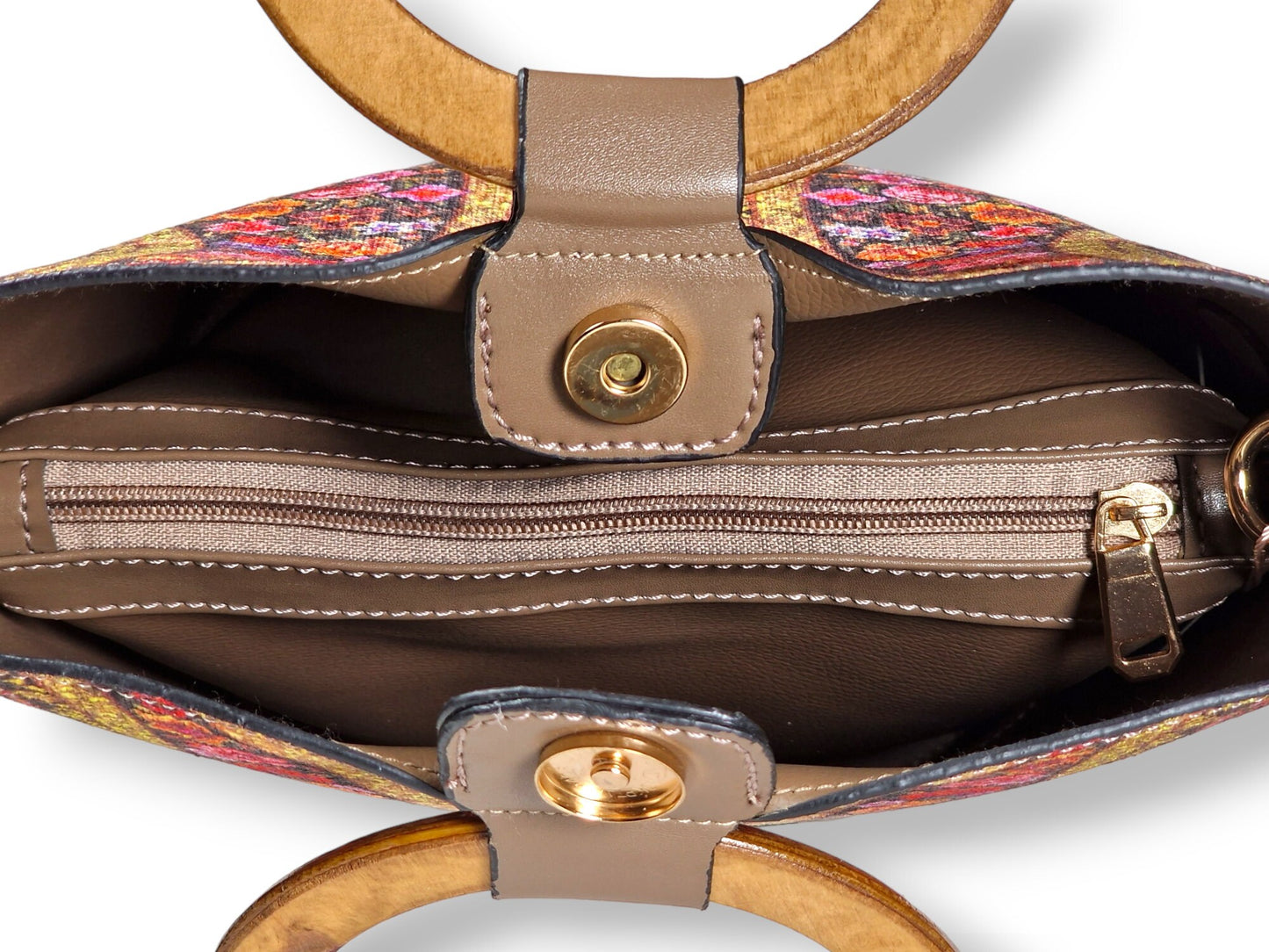 Bolso de cuero sintético beige oscuro con asas y pañuelo cuadrado a juego, ambos con un elegante diseño floral con el símbolo de boteh jeghe