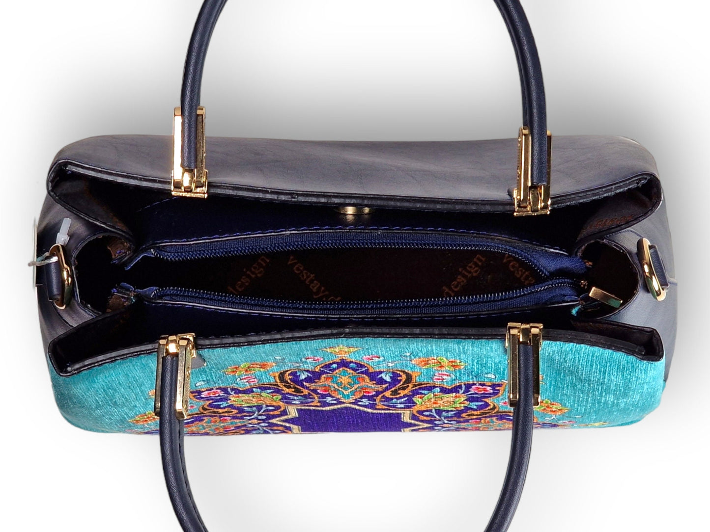 Bolso de cuero sintético azul oscuro con asas y un hermoso diseño con el delicado arte persa del "tazhib" o iluminación sobre fondo turquesa