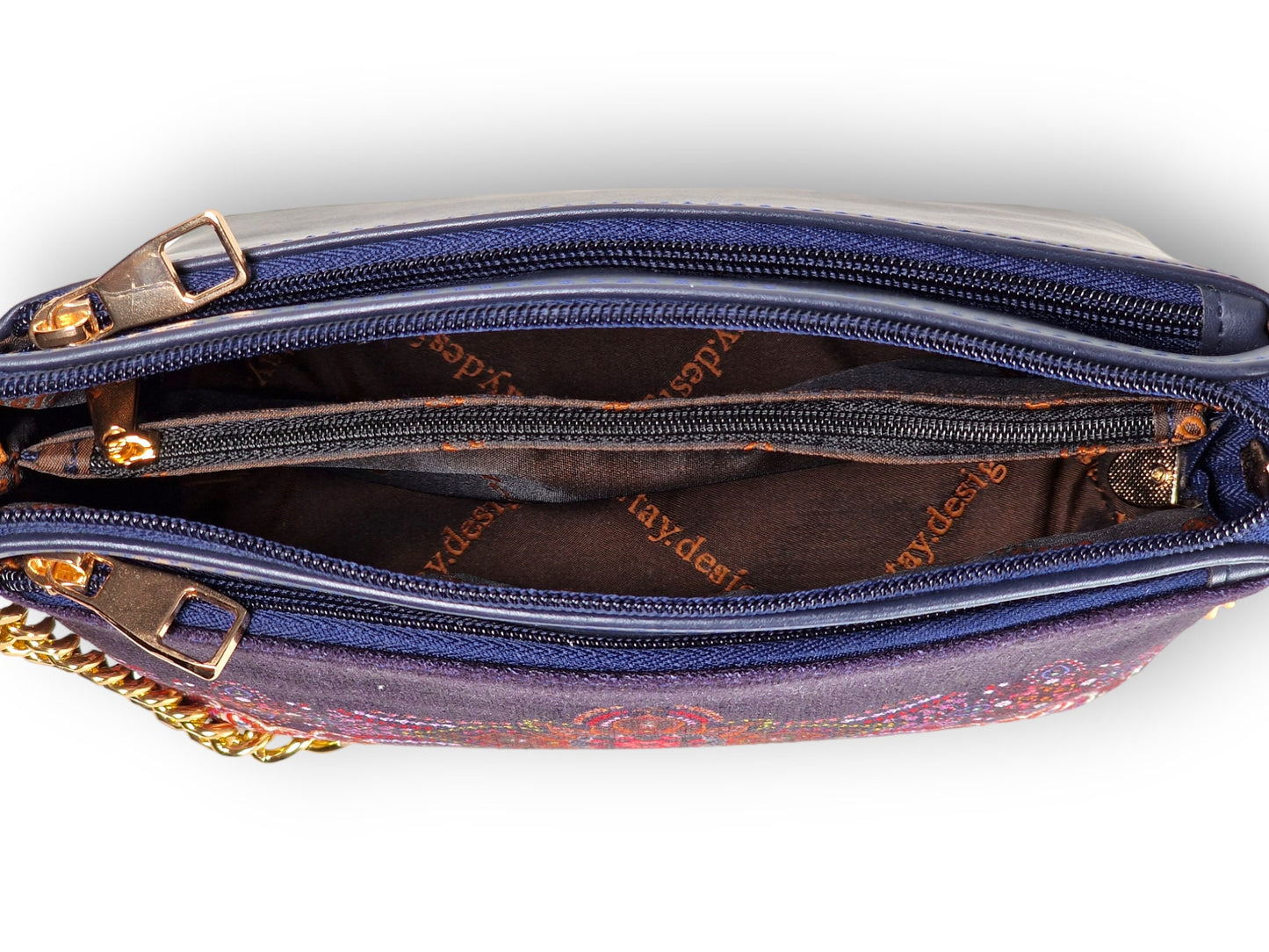 Bolso de cuero sintético azul con cadena dorada y pañuelo cuadrado a juego, inspirados en uno de los infinitos diseños de alfombras persas.