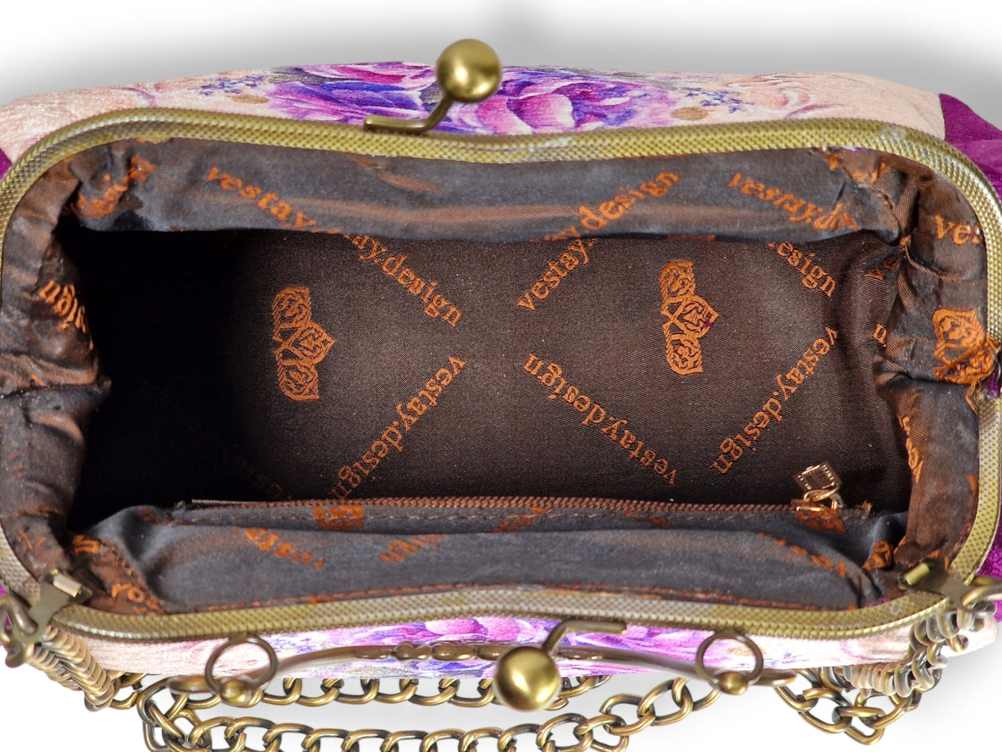 Bolso persa vintage con elegante asa y cadena de bronce y pañuelo cuadrado a juego con un hermoso diseño floral morado sobre fondo claro.