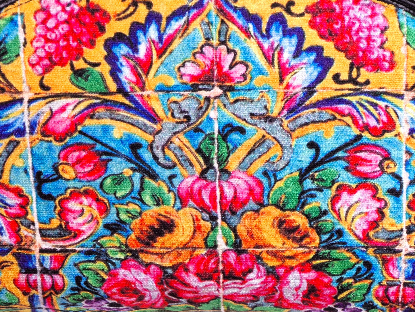 Bolso de cuero sintético verde con cadena dorada y pañuelo cuadrado a juego, inspirados en los azulejos del Palacio persa de Golestán.