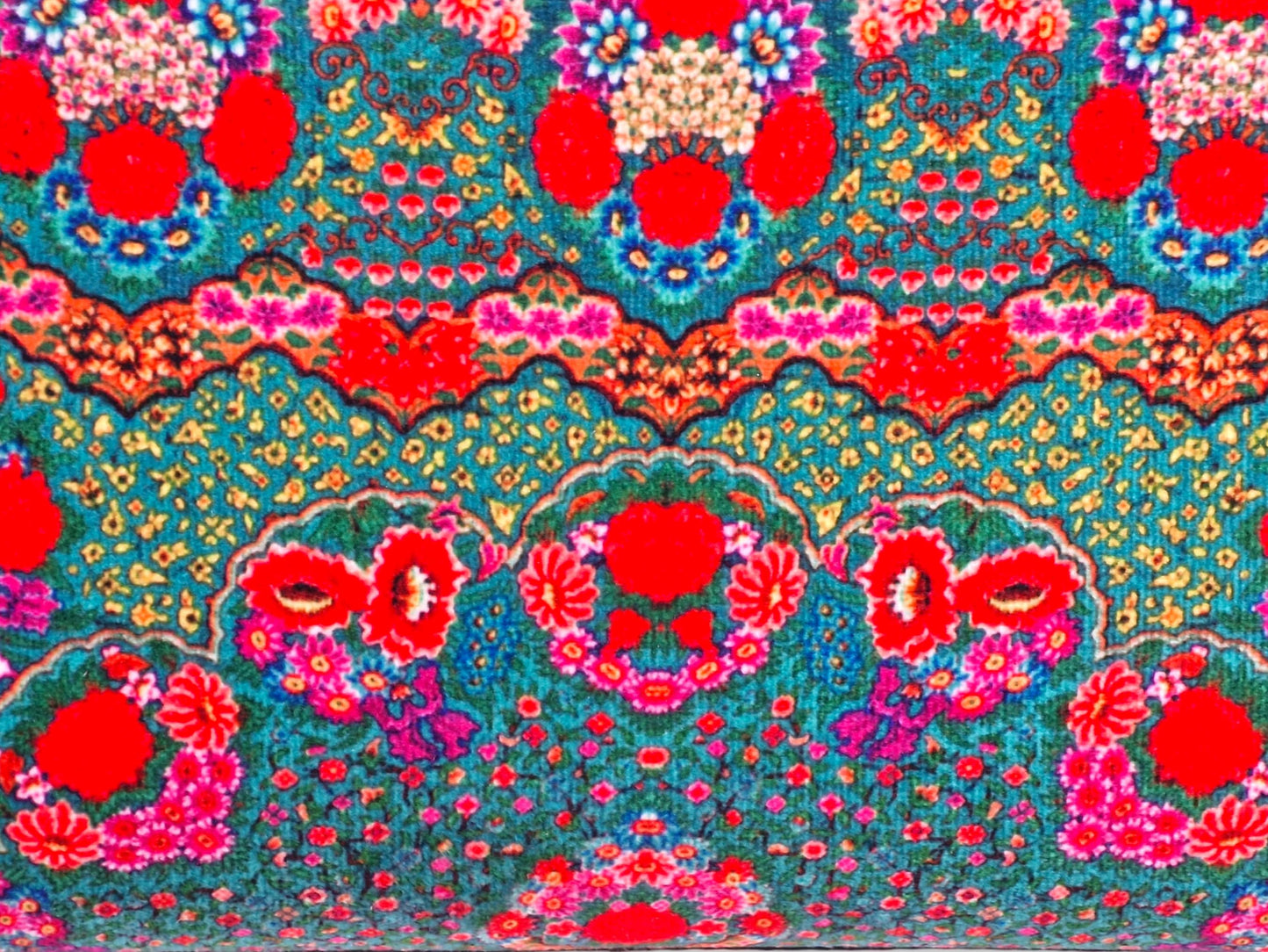 Bolso de cuero sintético verde con media cadena dorada y pañuelo rectangular a juego, inspirados en un llamativo diseño de alfombra persa.