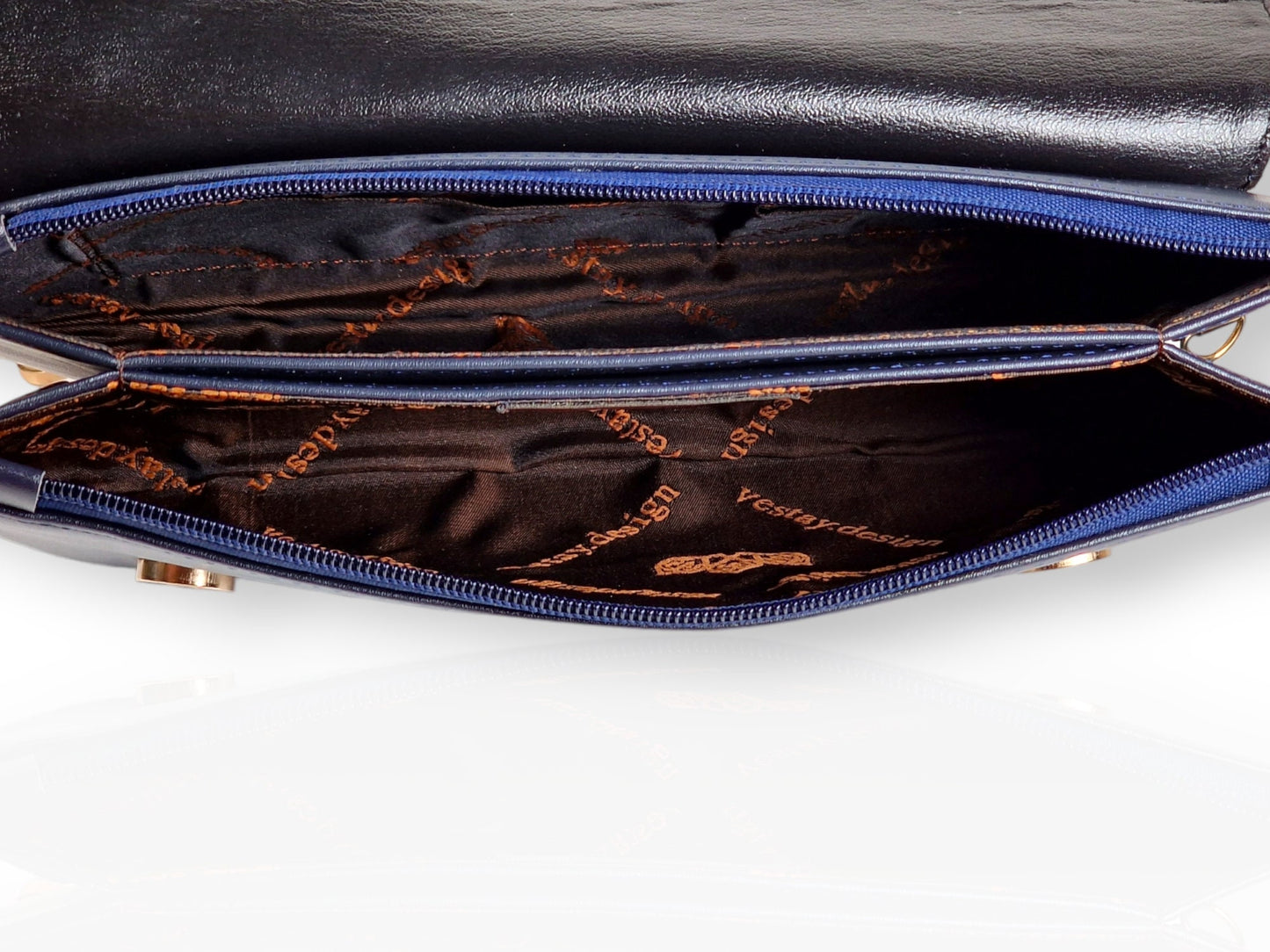 Bolso de mano de cuero sintético azul oscuro y pañuelo cuadrado a juego, inspirados en los azulejos de la mezquita del Viernes de Isfahán.