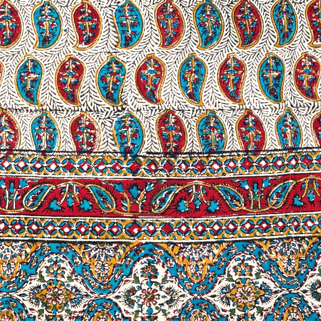 Mantel estampado a mano empleando sellos de madera y pigmentos naturales, elaborado en algodón con la técnica persa del "Ghalam kari".