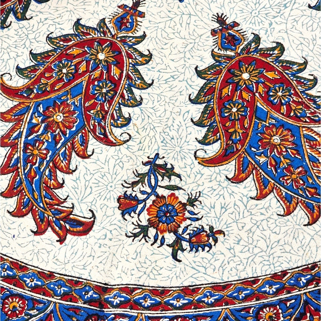 Mantel estampado a mano empleando sellos de madera y pigmentos naturales, elaborado en algodón con la técnica persa del "Ghalam kari".