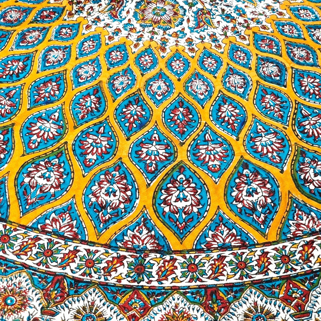 Mantel estampado a mano empleando sellos de madera y pigmentos naturales, elaborado en algodón con la técnica persa del "Ghalam kari".