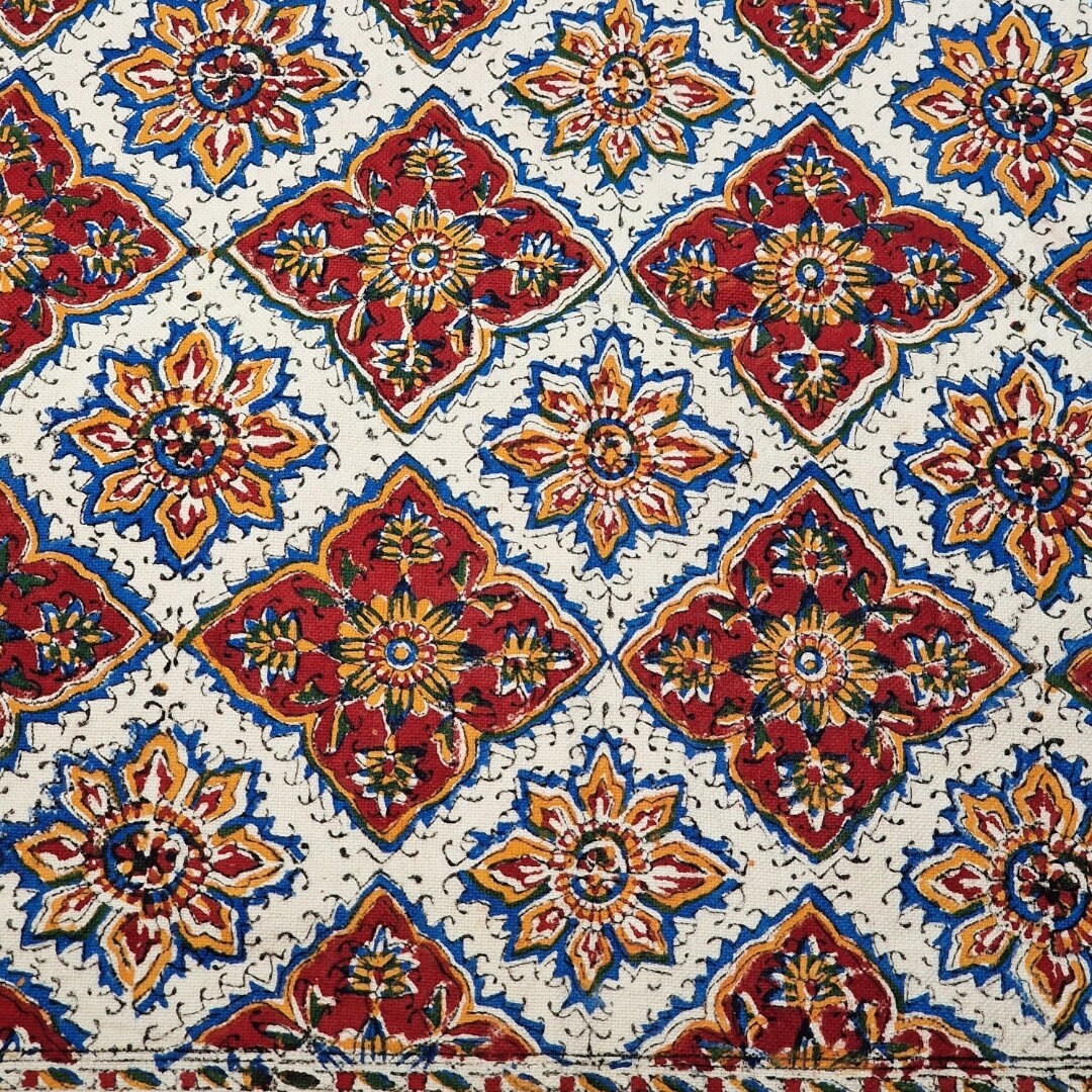 Mantel estampado a mano empleando sellos de madera y pigmentos naturales, elaborado en algodón con la técnica persa del "Ghalam kari".