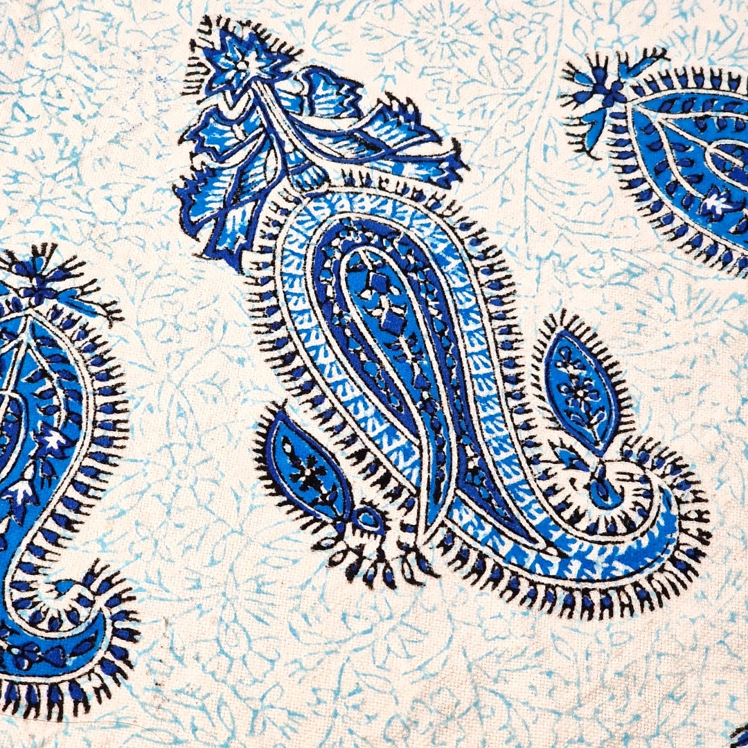 Mantel estampado a mano empleando sellos de madera y pigmentos naturales, elaborado en algodón con la técnica persa del "Ghalam kari".