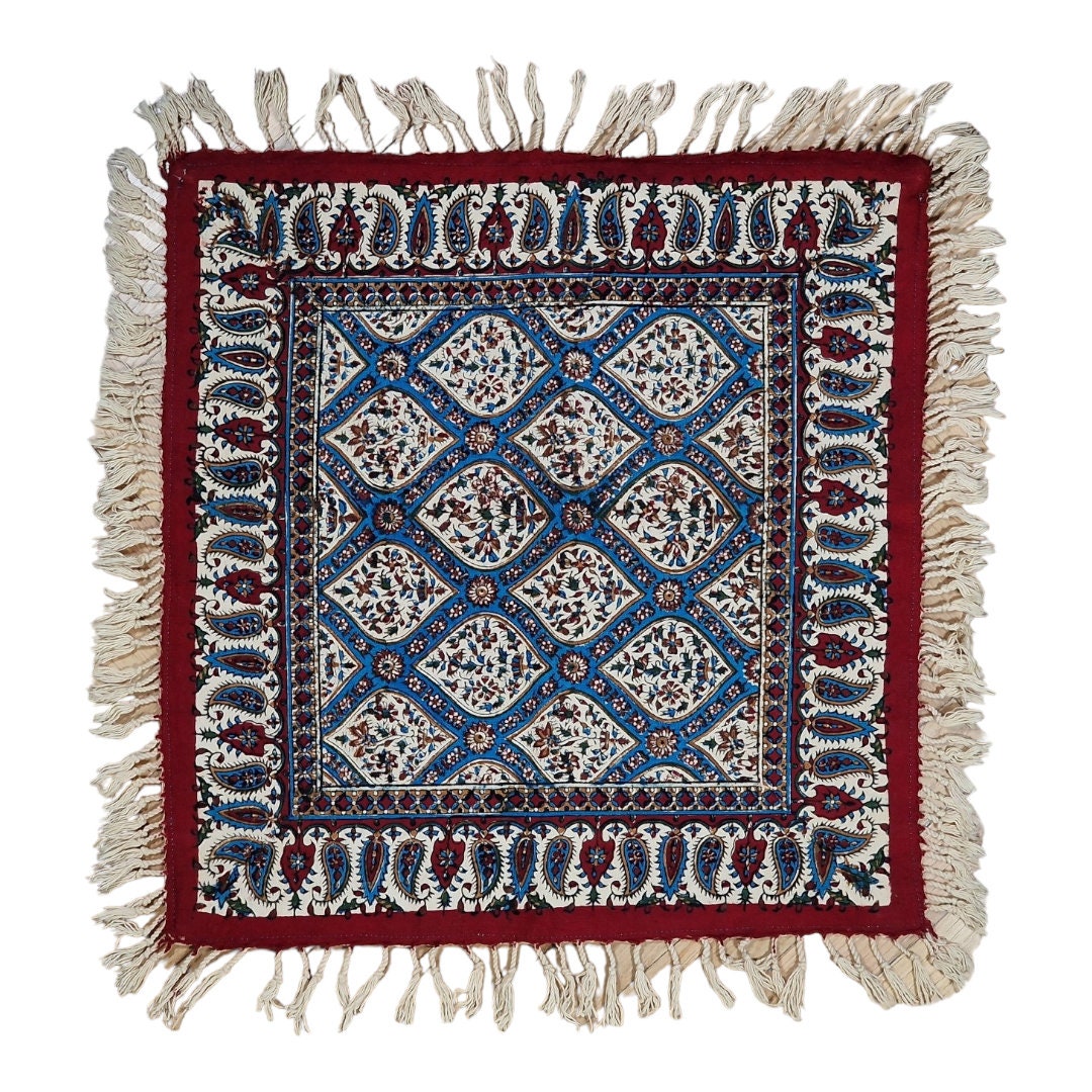 Funda de cojín estampada a mano empleando sellos de madera y pigmentos naturales,elaborada en algodón con la técnica persa del "Ghalam kari"