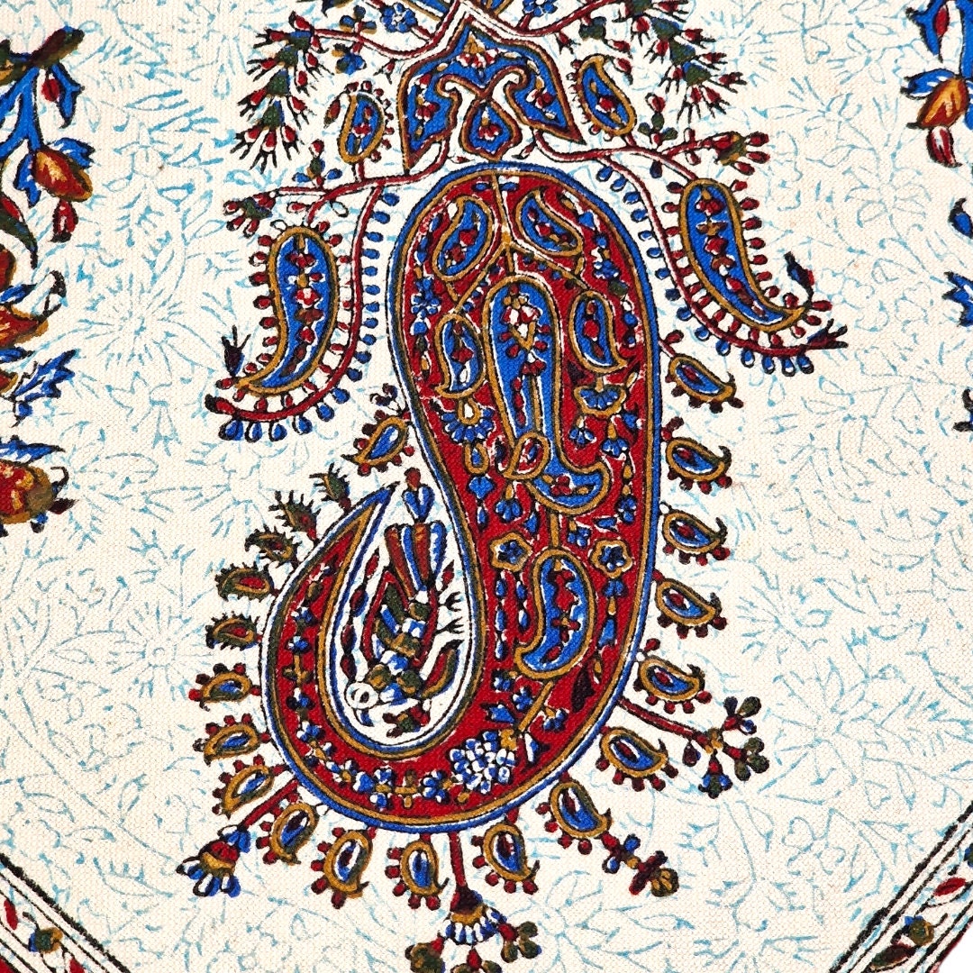 Mantel estampado a mano empleando sellos de madera y pigmentos naturales, elaborado en algodón con la técnica persa del "Ghalam kari".