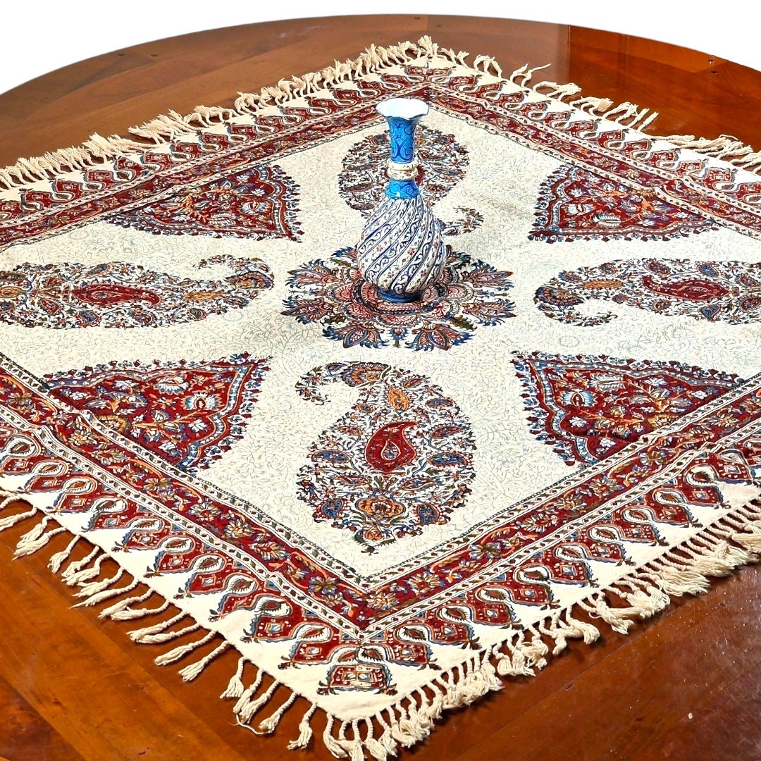 Mantel estampado a mano empleando sellos de madera y pigmentos naturales, elaborado en algodón con la técnica persa del "Ghalam kari".