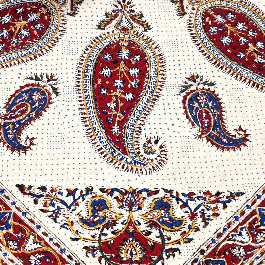 Mantel estampado a mano empleando sellos de madera y pigmentos naturales, elaborado en algodón con la técnica persa del "Ghalam kari".