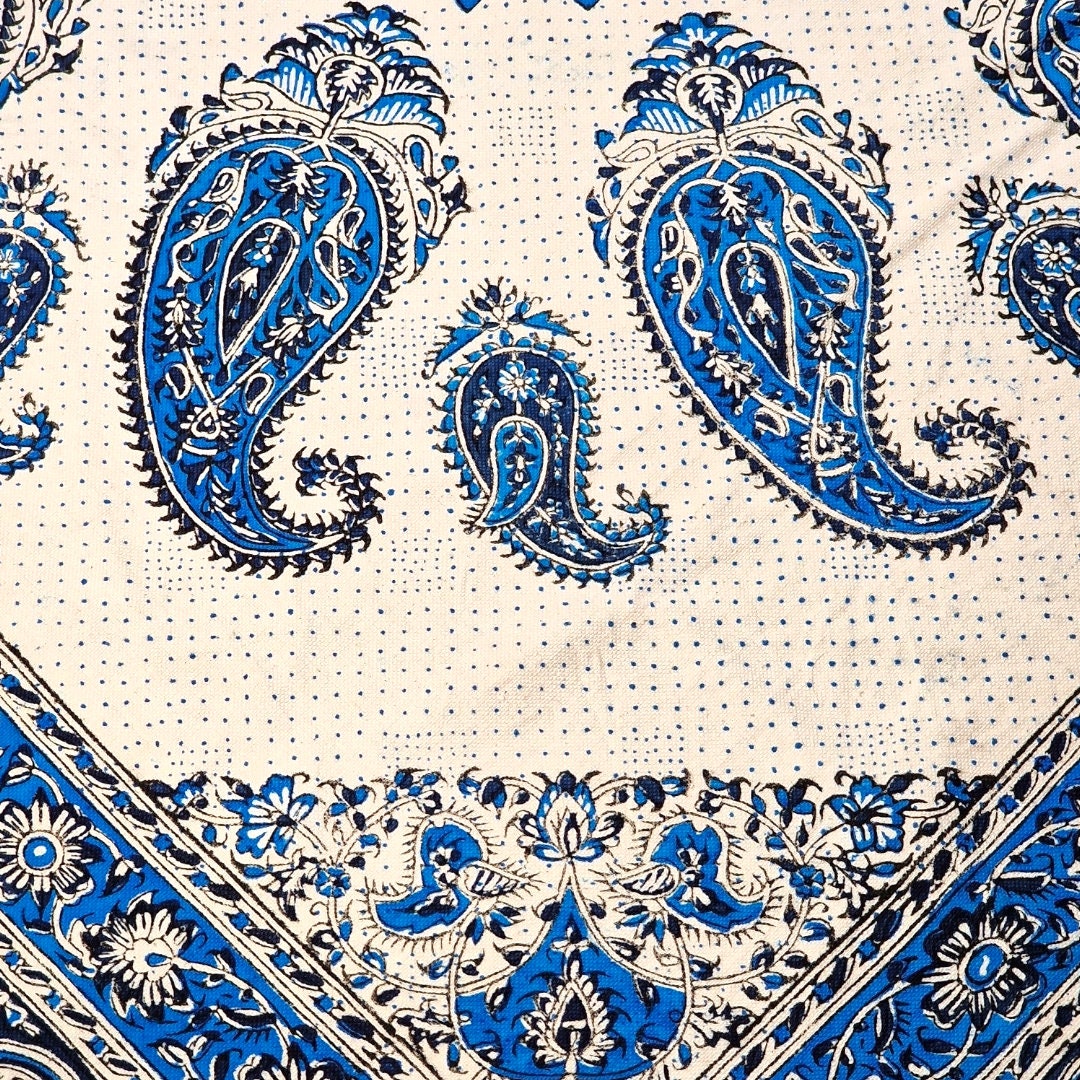 Mantel estampado a mano empleando sellos de madera y pigmentos naturales, elaborado en algodón con la técnica persa del "Ghalam kari".