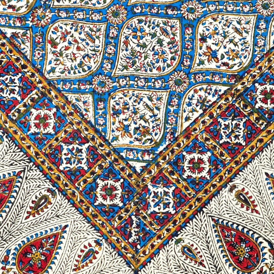 Mantel estampado a mano empleando sellos de madera y pigmentos naturales, elaborado en algodón con la técnica persa del "Ghalam kari".