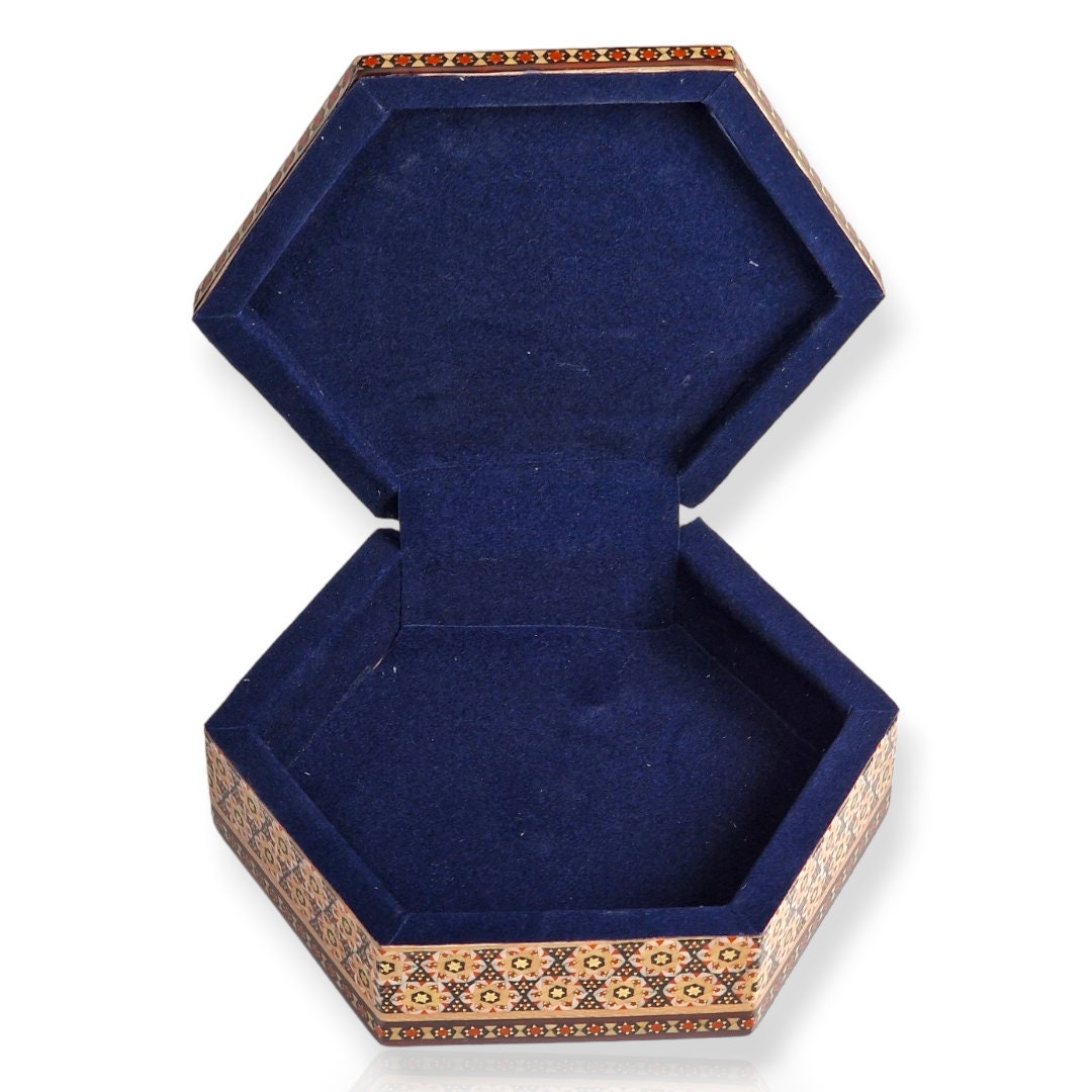 Caja joyero de madera con marquetería o "khatam kari" persa pintada a mano con un diseño en miniatura de flor y pájaro esmaltado con relieve
