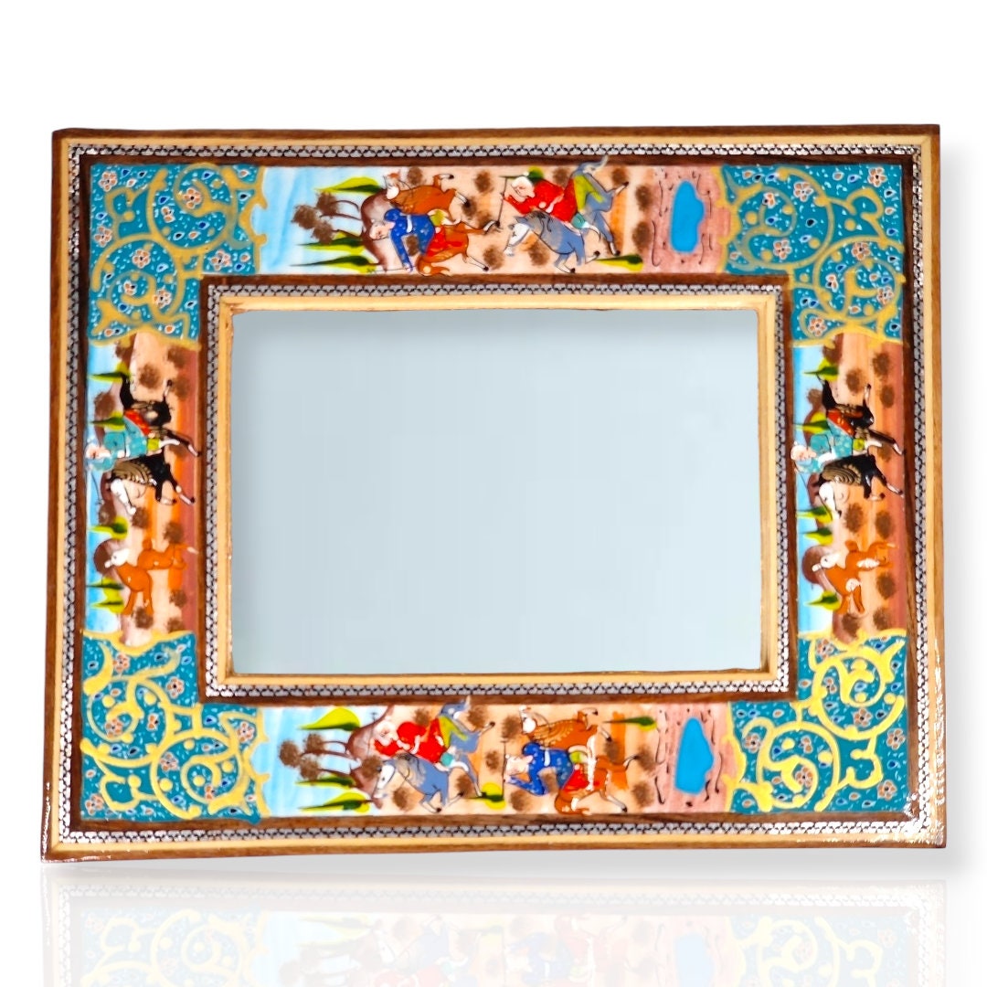 Espejo de madera decorado con miniatura persa esmaltada con un diseño de jinetes (chovgan), iluminación (tazhib) y marquetería (khatam kari)