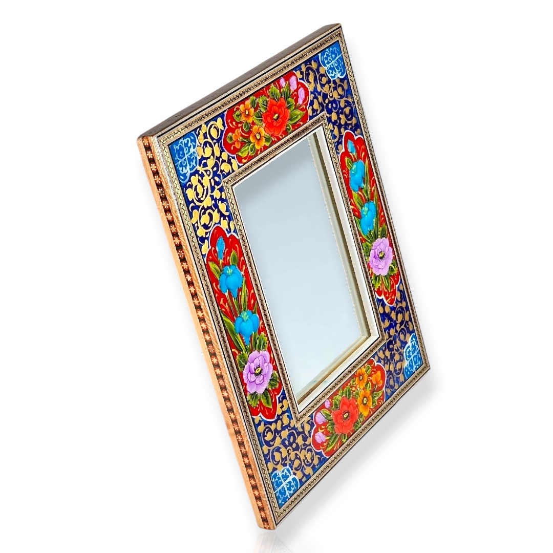 Espejo de madera decorado con miniatura persa esmaltada de diseño floral, iluminación en dorado (tazhib) y marquetería (khatam kari)