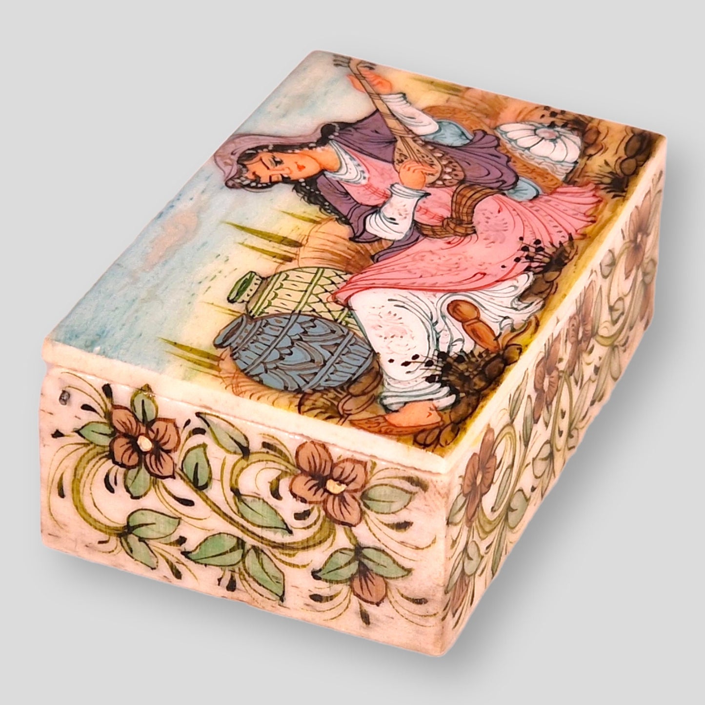 Cajita joyero de hueso de camello pintada a mano con un diseño en miniatura persa inspirado en la historia de amor de "Leyli y Majnun".