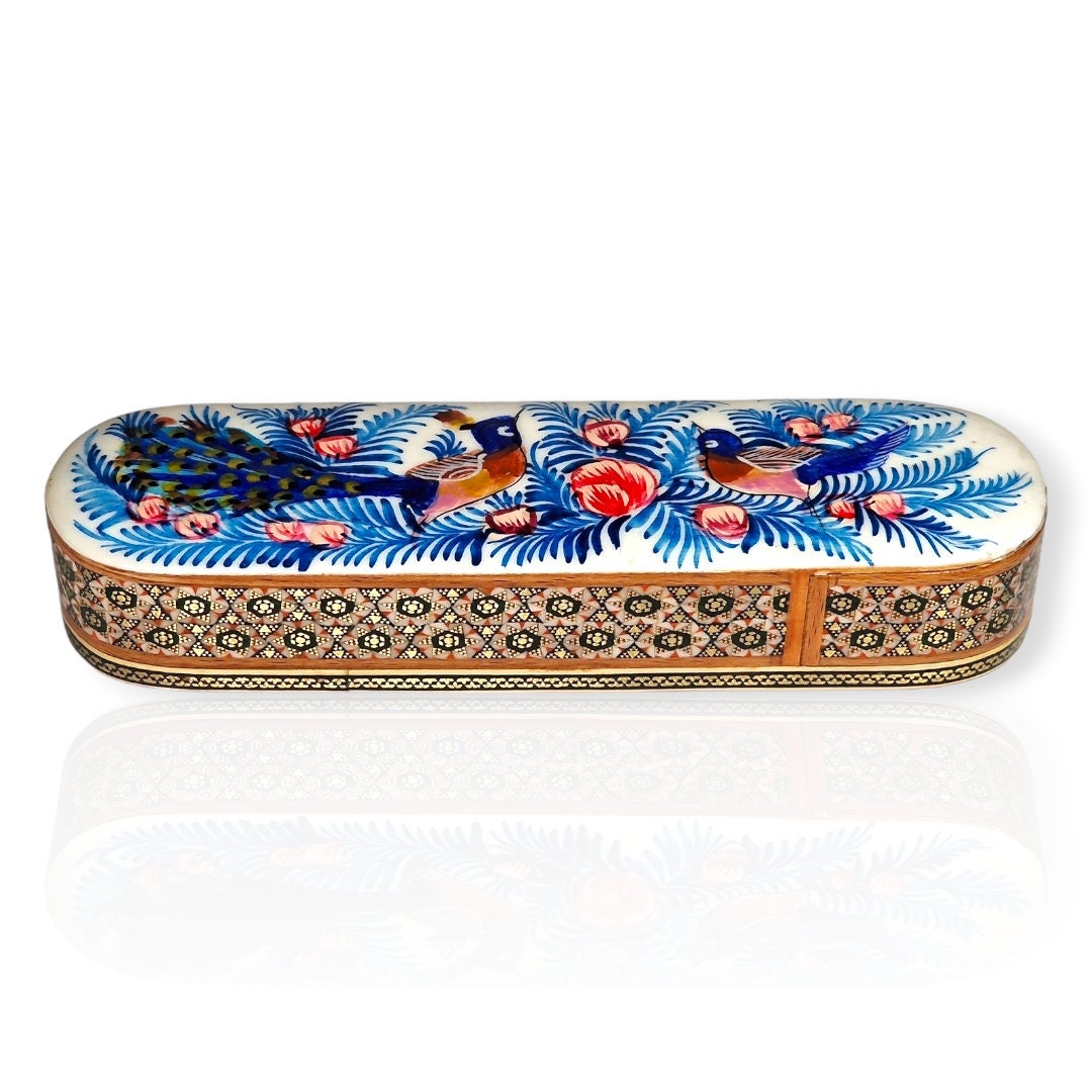 Estuche de bolígrafos de madera con marquetería o "khatam kari" persa pintado a mano con un hermoso diseño en miniatura de flores y pájaros.
