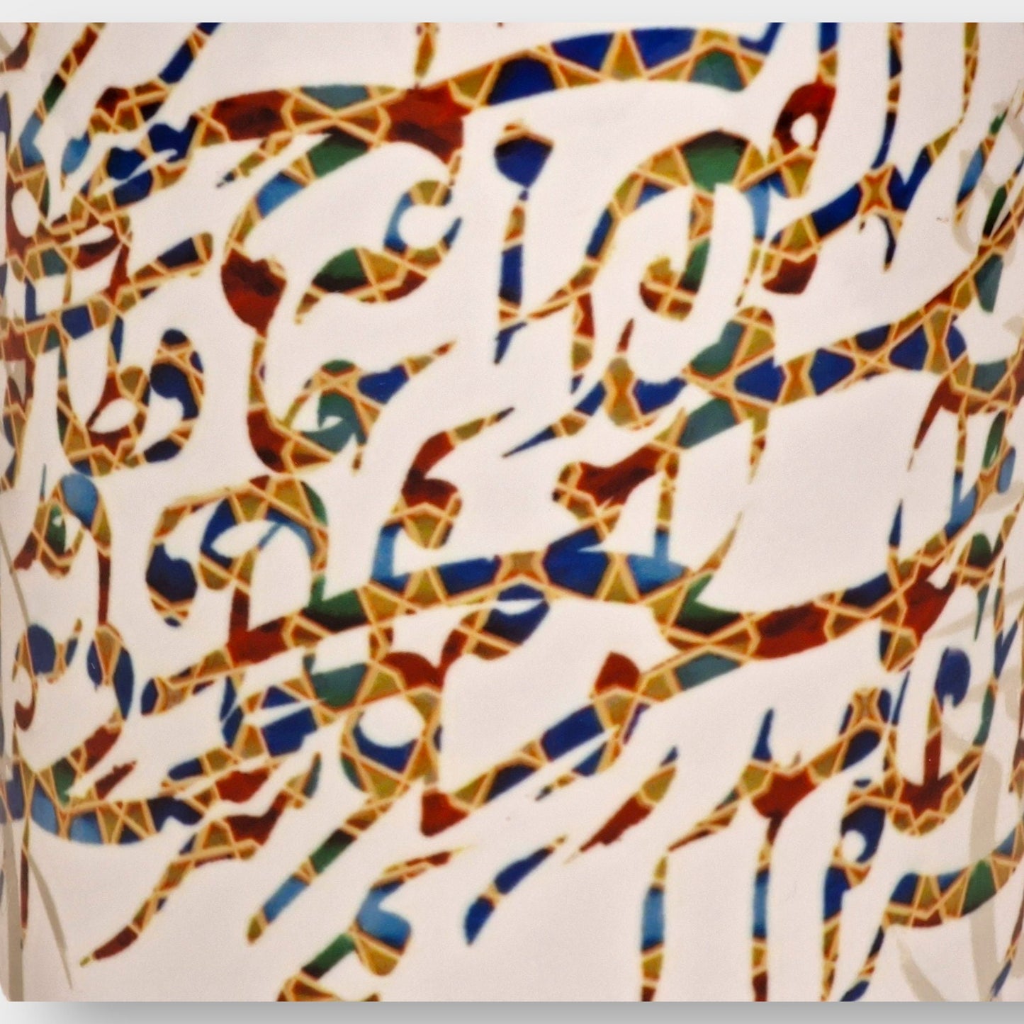 Taza de cerámica decorada con el hermoso arte de la caligrafía persa nastaliq en un intrincado diseño inspirado en un poema de Hafez.