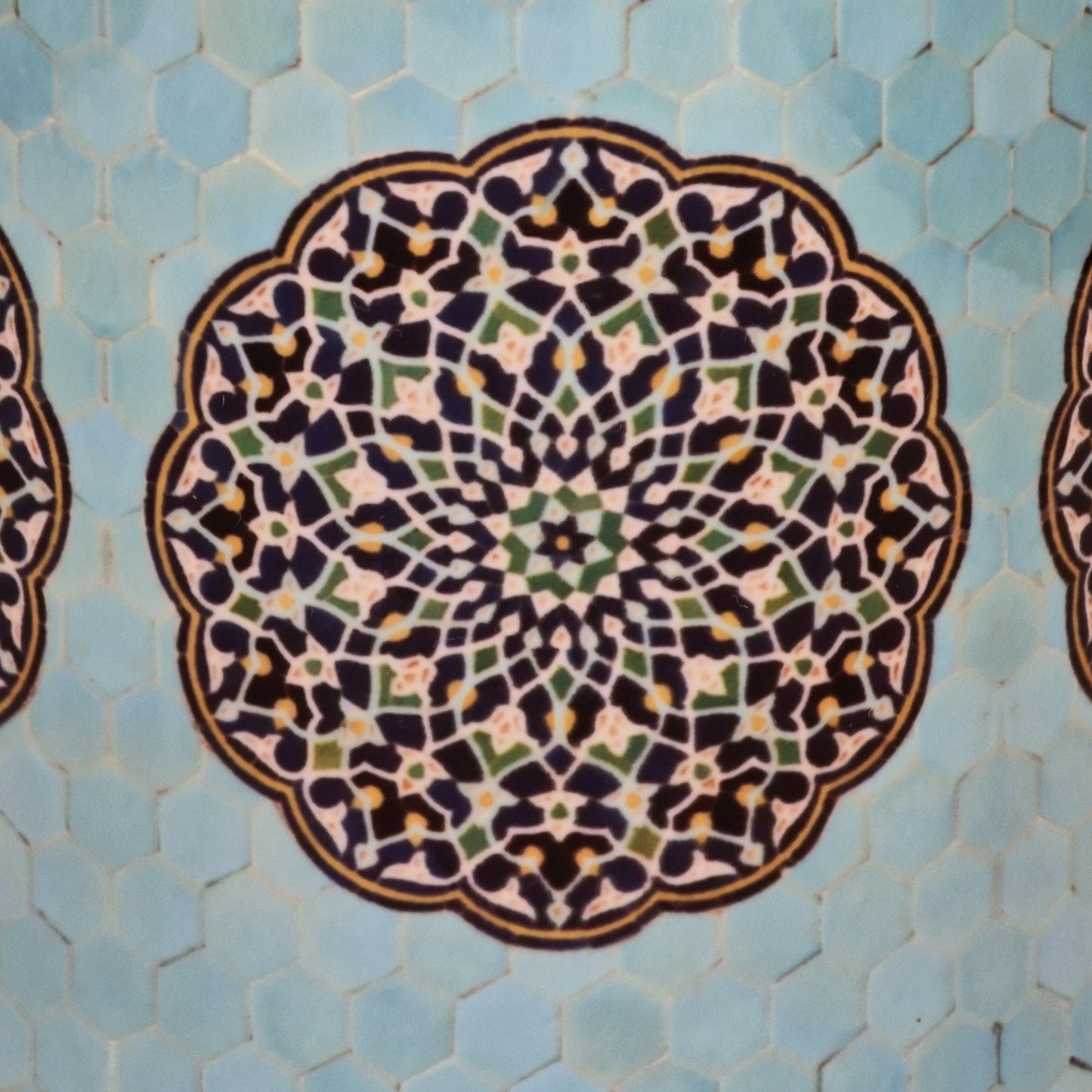 Taza de cerámica inspirada en uno de los paneles de azulejos persas turquesas que decoran la Mezquita del viernes de la ciudad de Yazd.