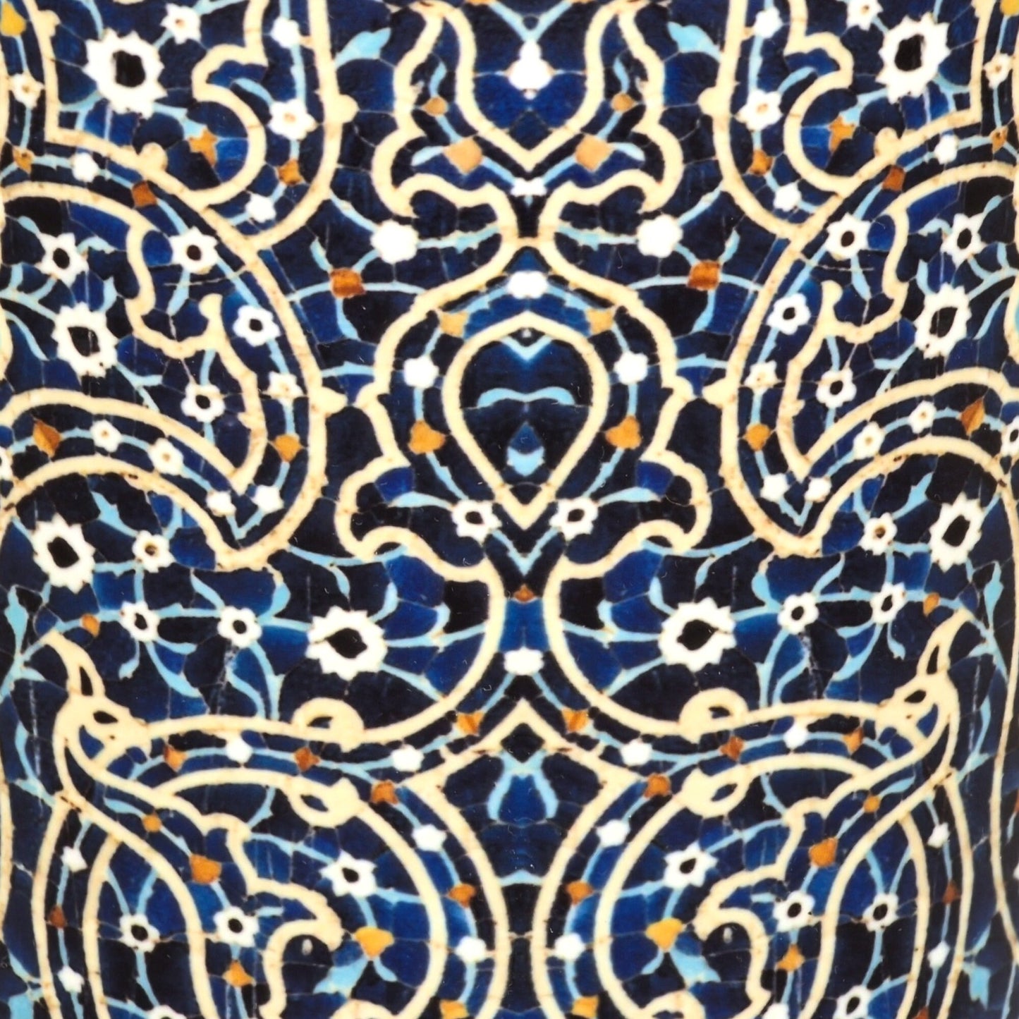 Taza de cerámica inspirada en uno de los paneles de azulejos que decoran la fachada de la Mezquita del viernes de la ciudad de Isfahán.