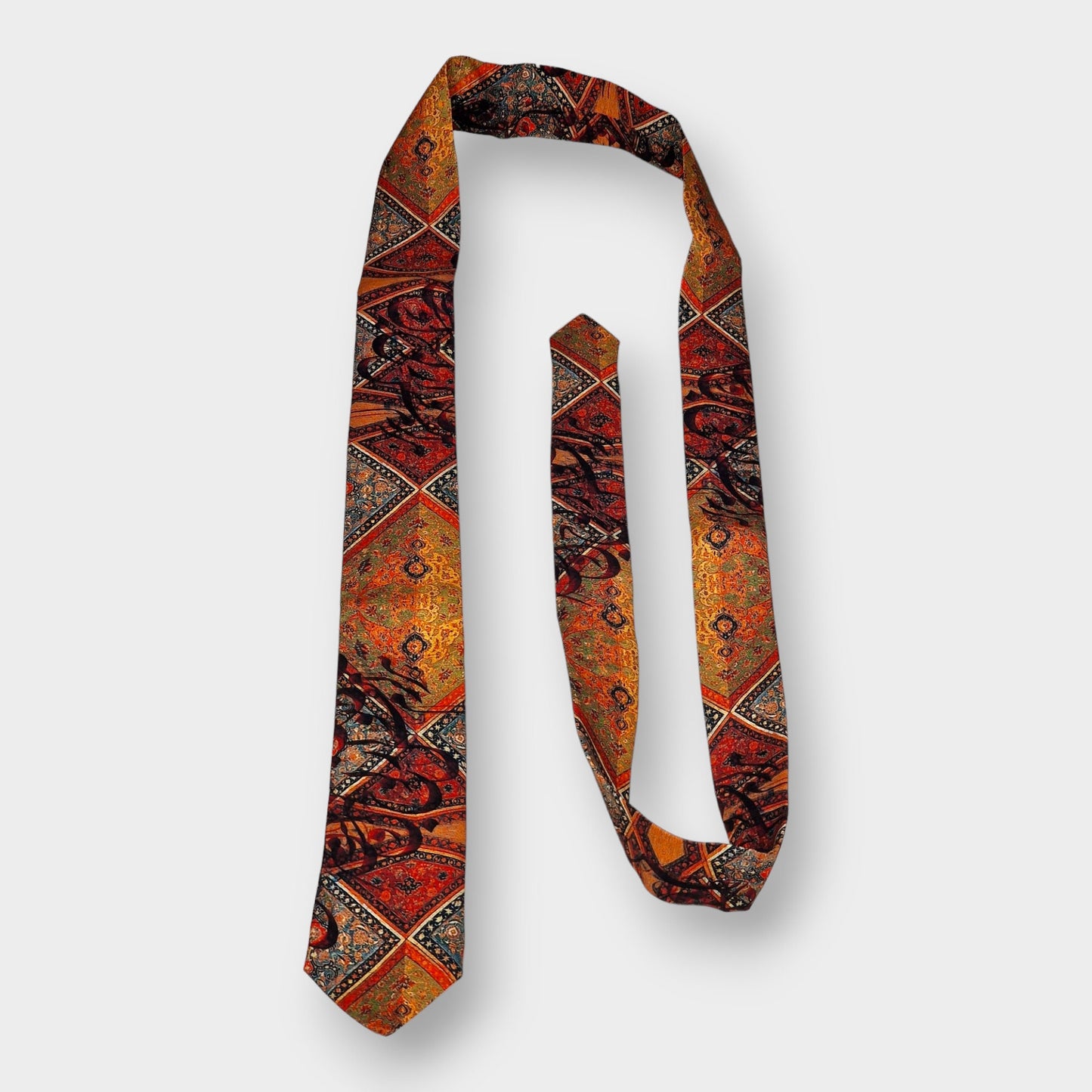 Corbata de crepé de seda inspirada en uno de los frescos que decoran el techo de la bóveda del palacio persa de Chehel Sotún (Chehel Sotoon)