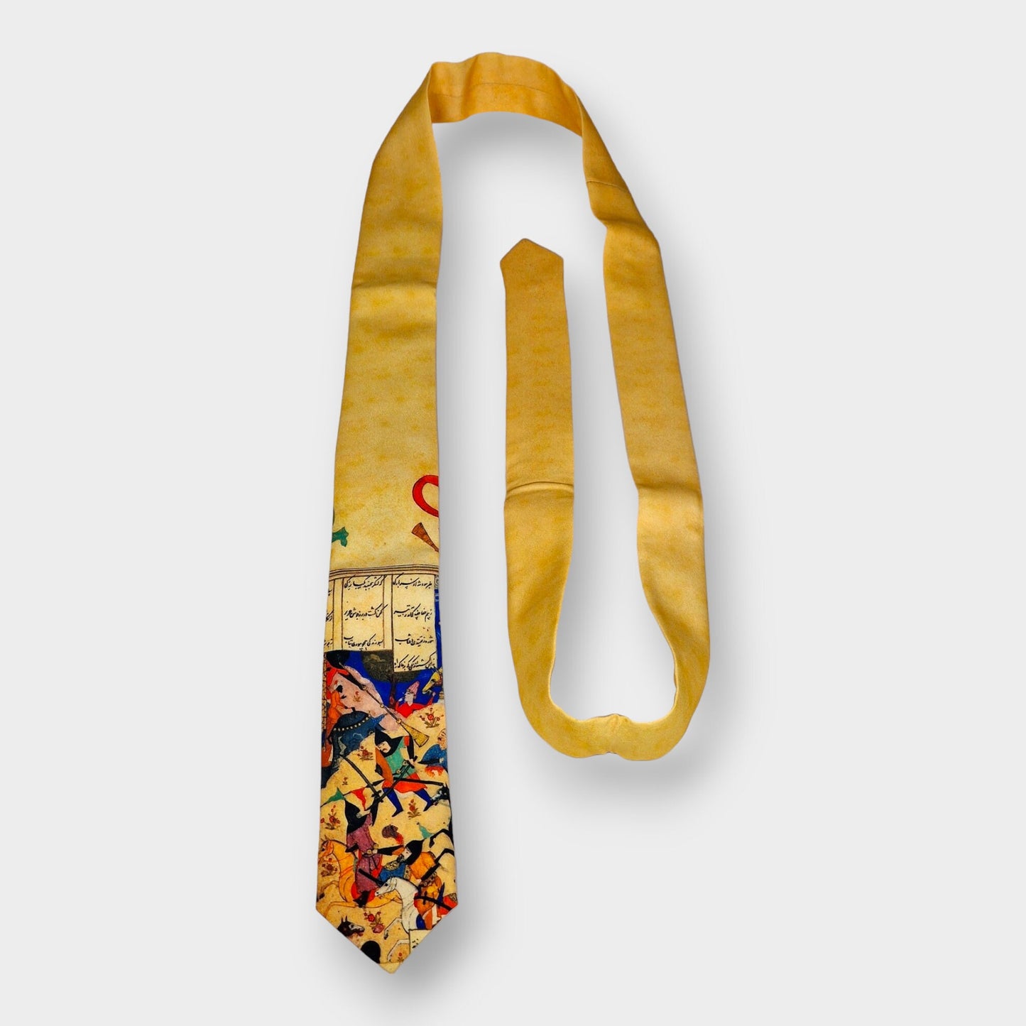 Corbata de crepé de seda con un diseño en miniatura inspirado en la célebre obra persa de Ferdowsi: el Shahnameh o “Libro de los Reyes”.