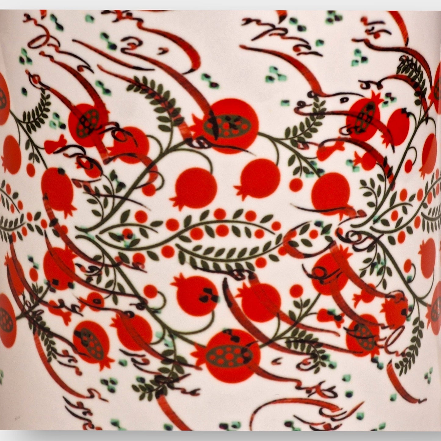 Taza de cerámica con un original diseño persa de granadas que hace alusión a "la Noche de Yalda".