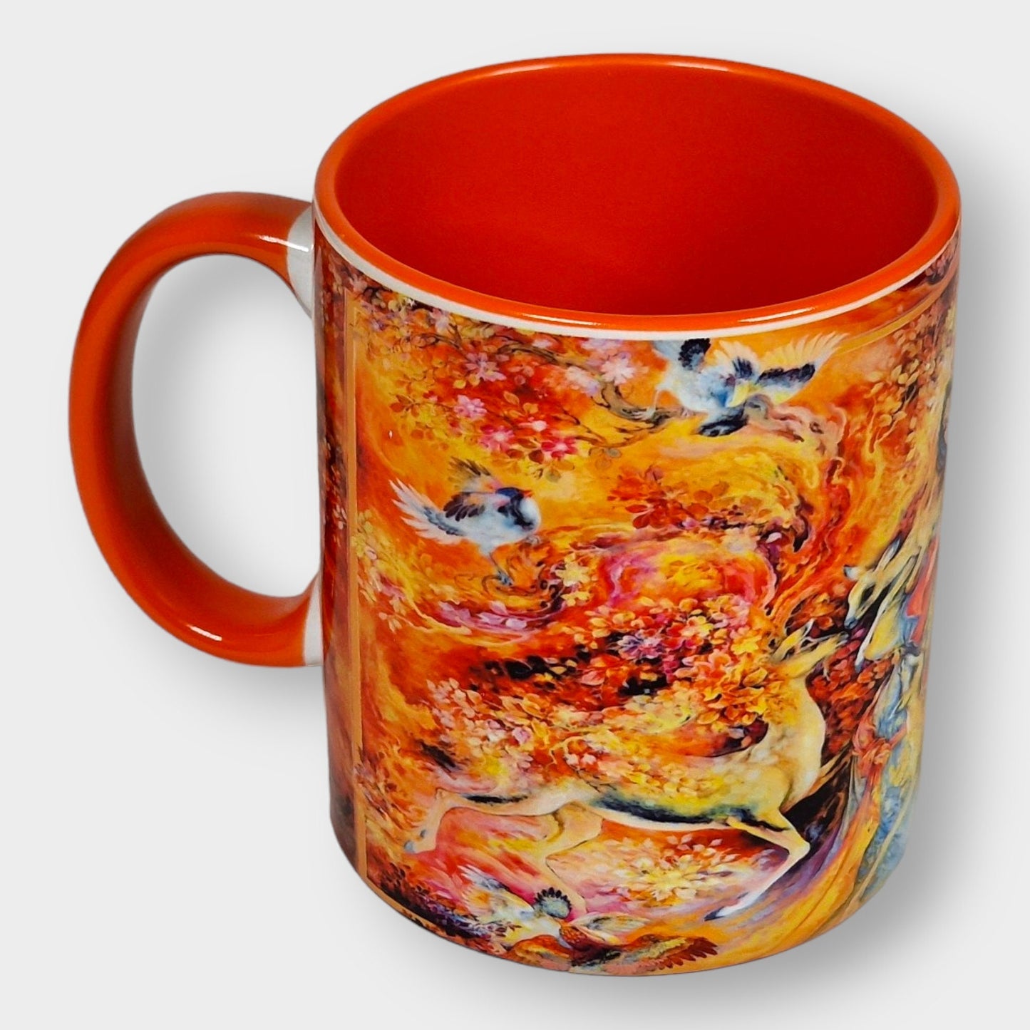 Taza de cerámica inspirada en la obra de miniatura persa "Tierno abrazo" (año 2000), del célebre Mahmoud Farshchian.