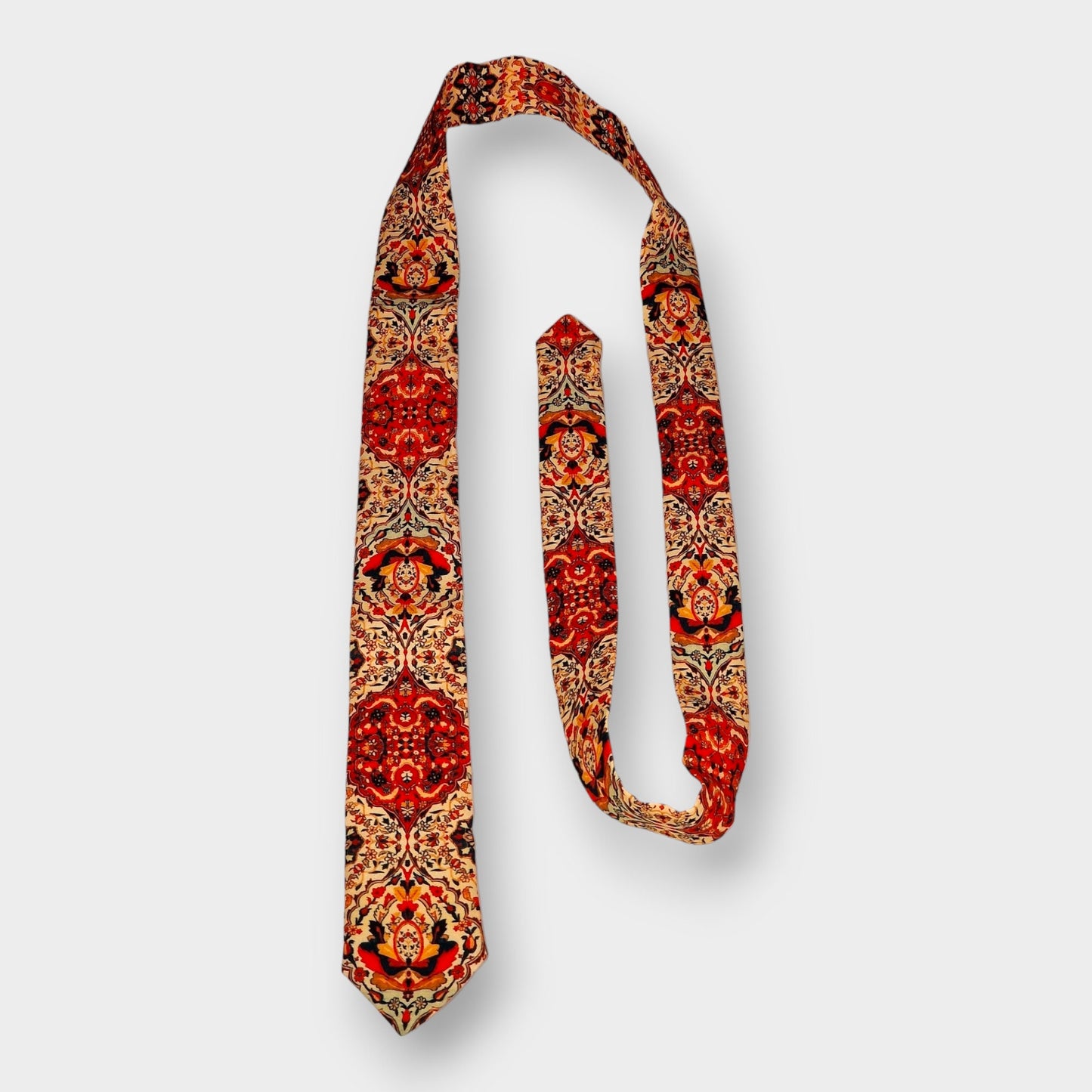 Corbata de crepé de seda inspirada en los diseños de las alfombras persas con un elegante diseño geométrico-floral en tonos claros.