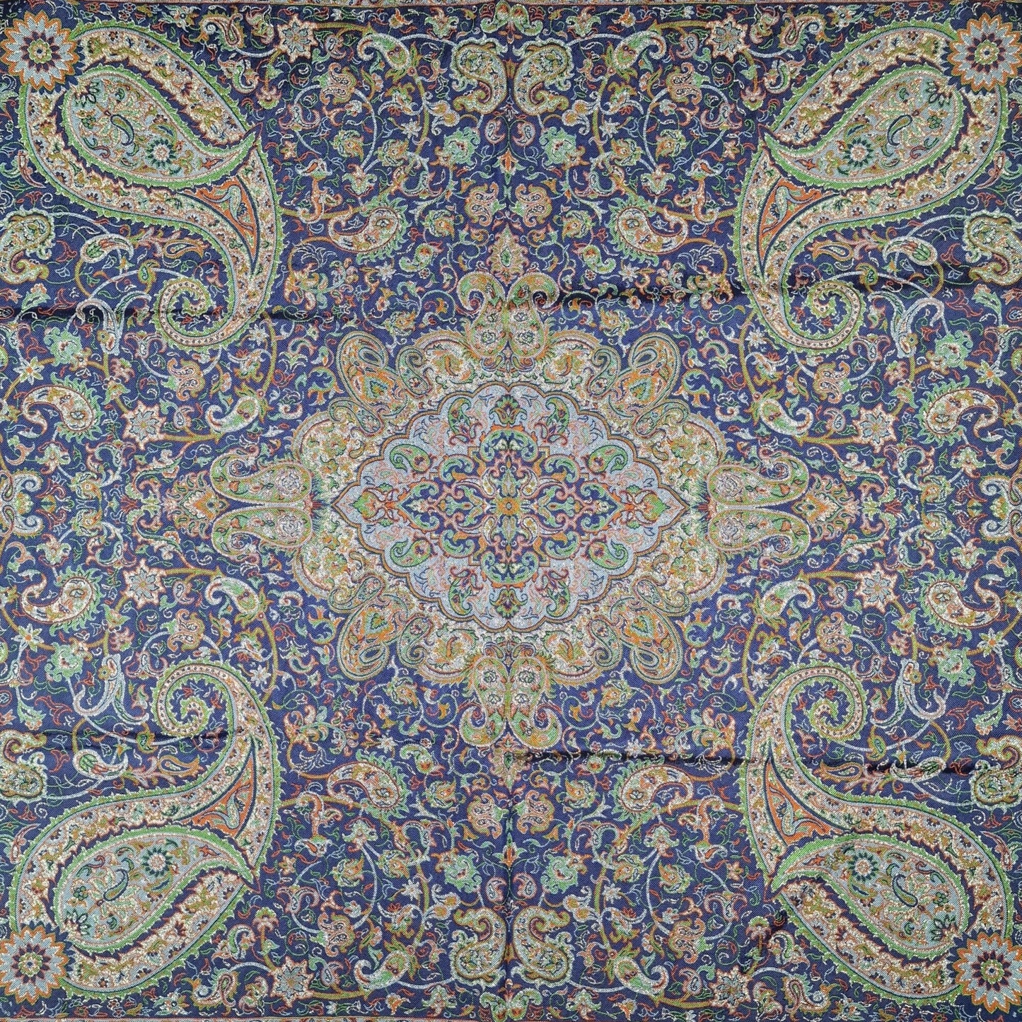 Lujoso mantel decorativo "termeh" con diseño Salar elaborado en seda con 5 colores, un regalo exclusivo del arte persa para el Nowruz.