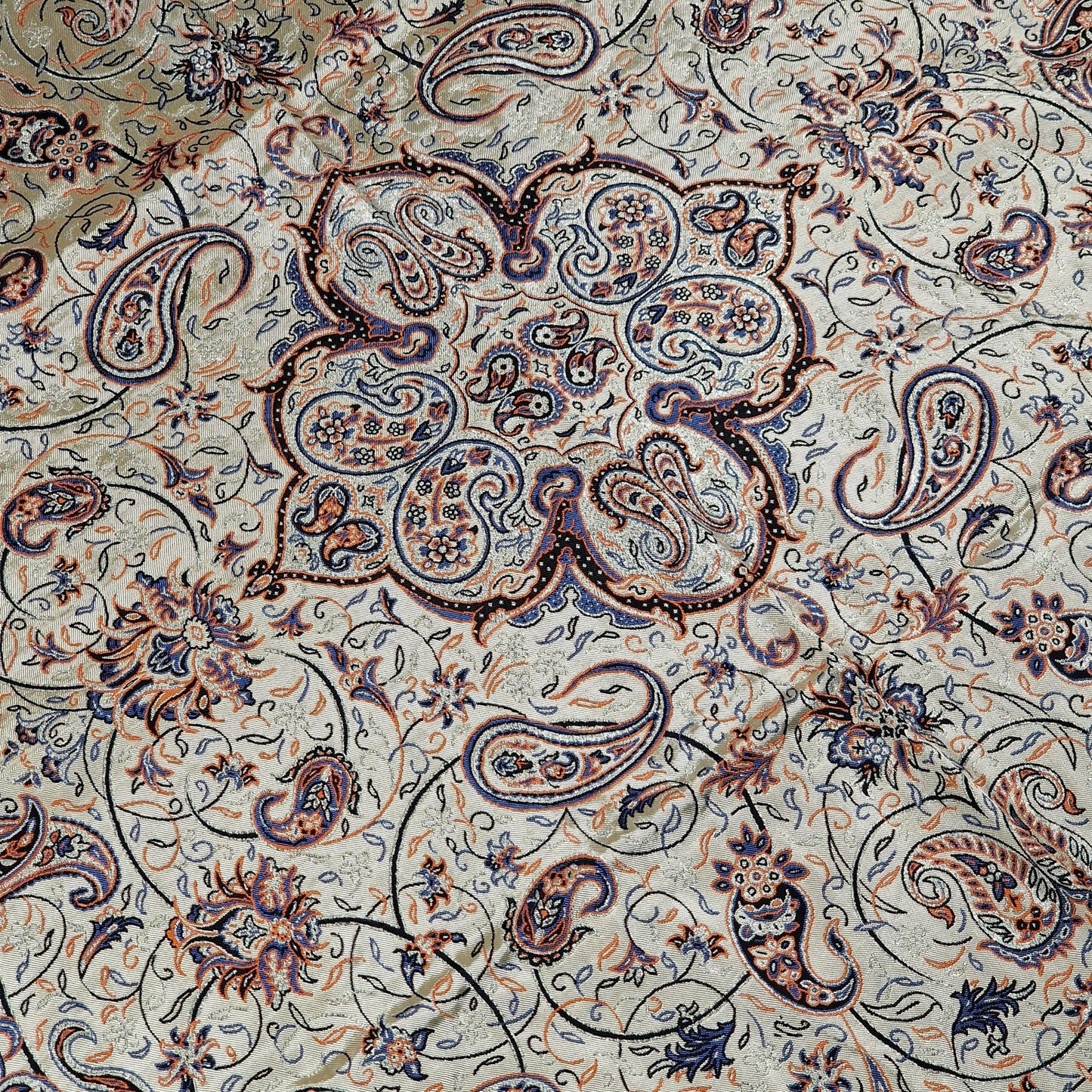 Elegante mantel decorativo "termeh" con diseño Shah Abbas elaborado en seda con 5 colores, un regalo exclusivo del arte persa para el Nowruz