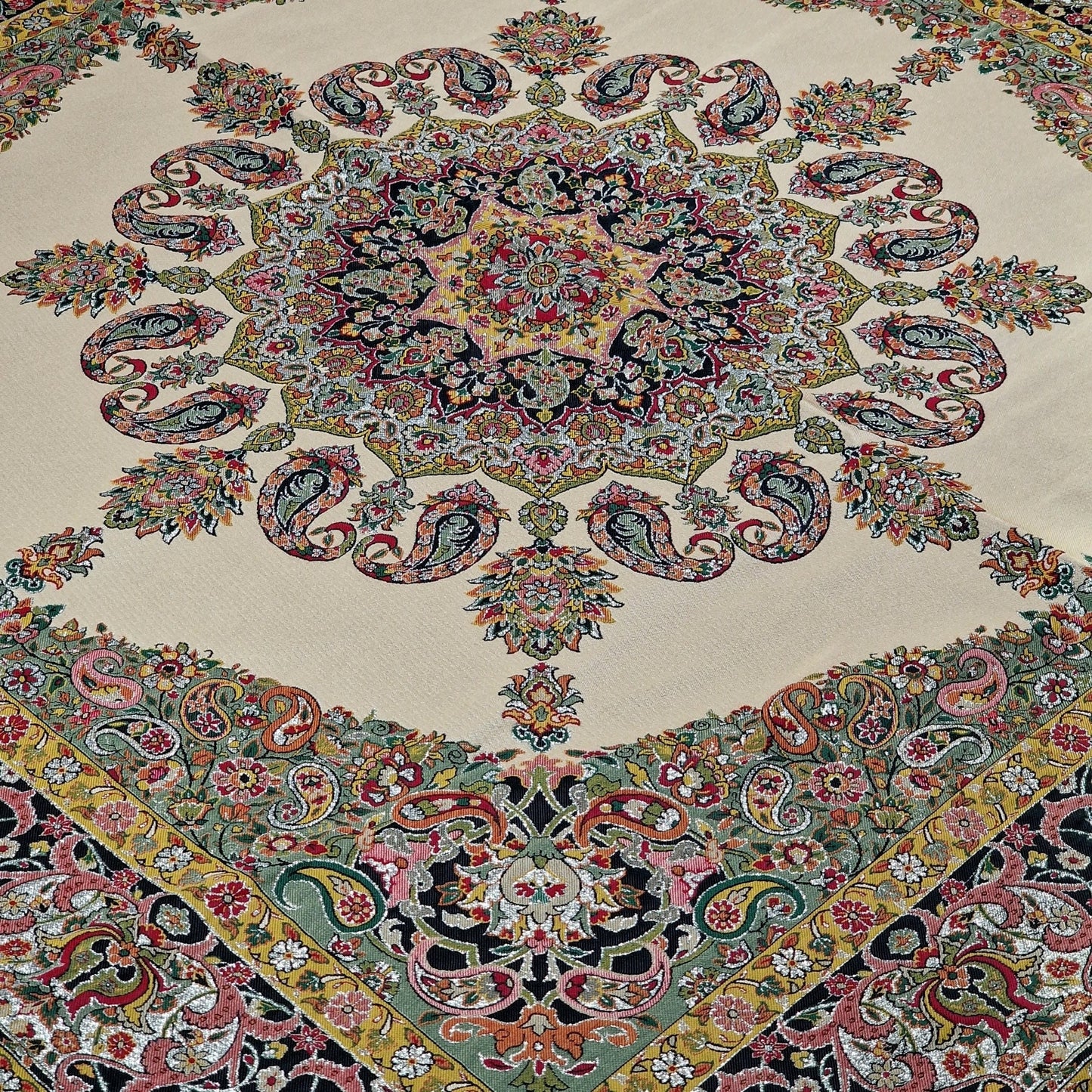 Lujoso mantel decorativo "termeh" elaborado en viscosa (seda artificial) y poliéster, un regalo exclusivo del arte persa para el Nowruz.