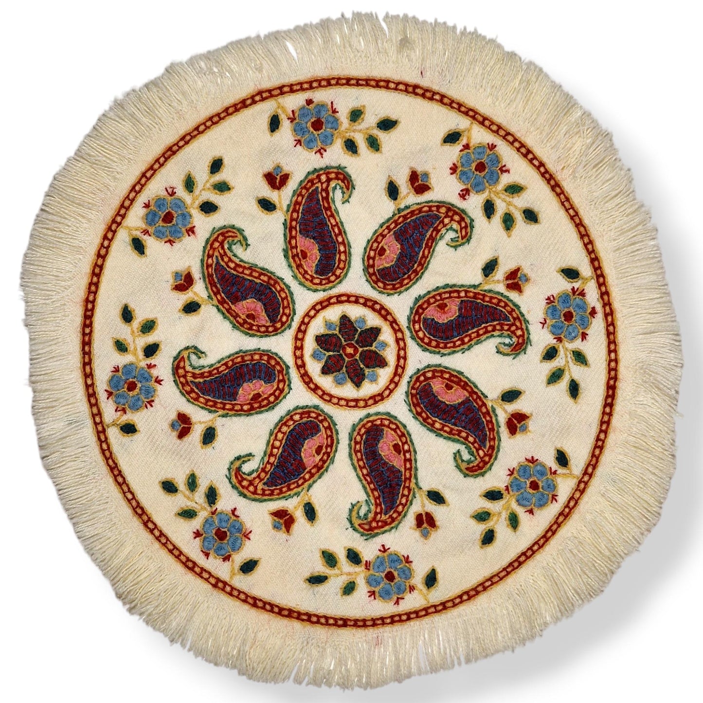 Mantel bordado a mano, elaborado con lana e hilo vegetal con diferentes capas de colores mediante la técnica persa del "Pateh Doozi".