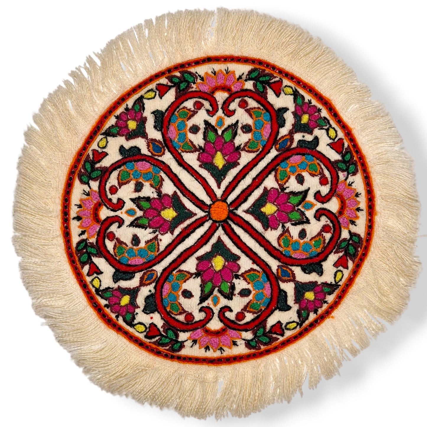 Mantel bordado a mano, elaborado con lana e hilo vegetal con diferentes capas de colores mediante la técnica persa del "Pateh Doozi".